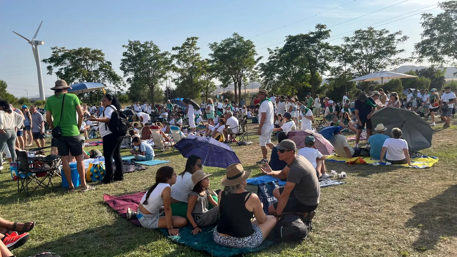 Miles de personas han contemplado el eclipse desde Huesca. Foto Mercedes Manterola