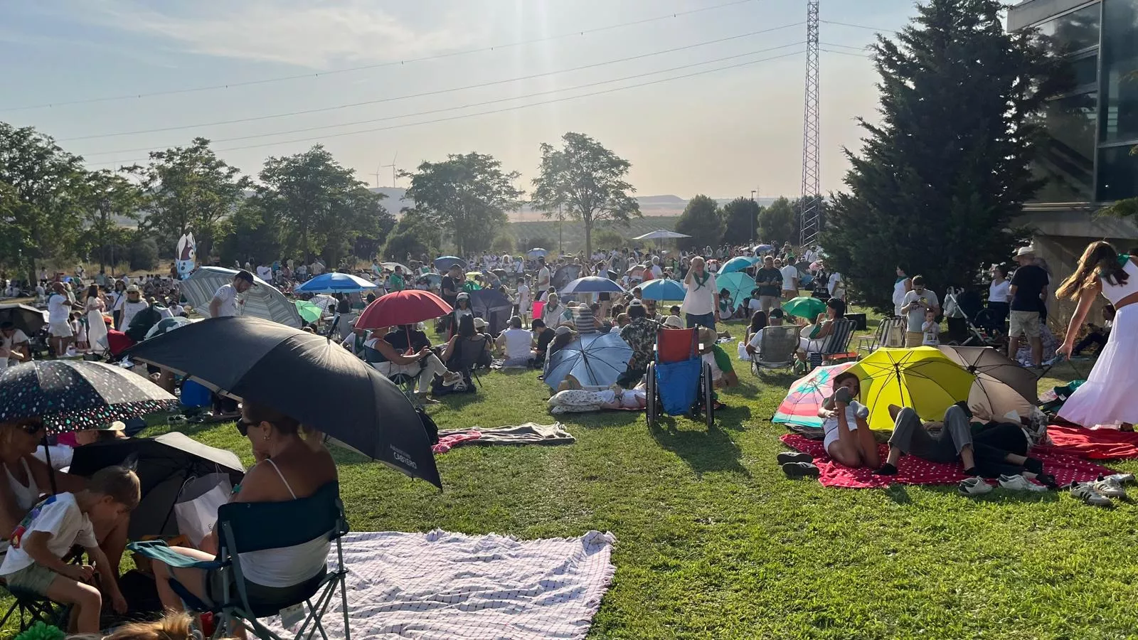 Miles de personas han contemplado el eclipse desde Huesca. Foto Mercedes Manterola