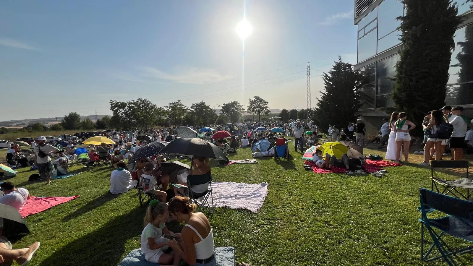 Miles de personas han contemplado el eclipse desde Huesca. Foto Mercedes Manterola