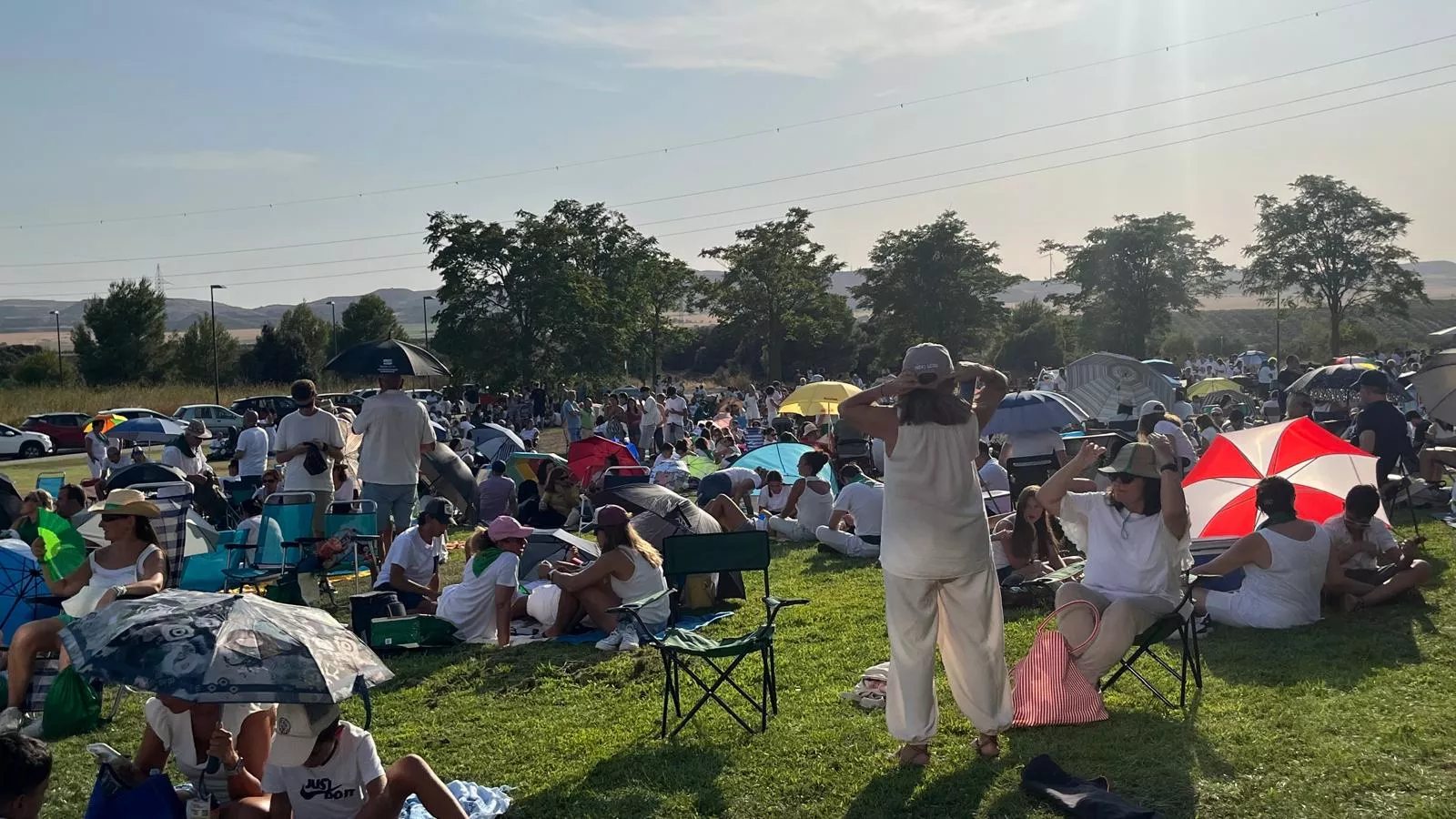 Miles de personas han contemplado el eclipse desde Huesca. Foto Mercedes Manterola