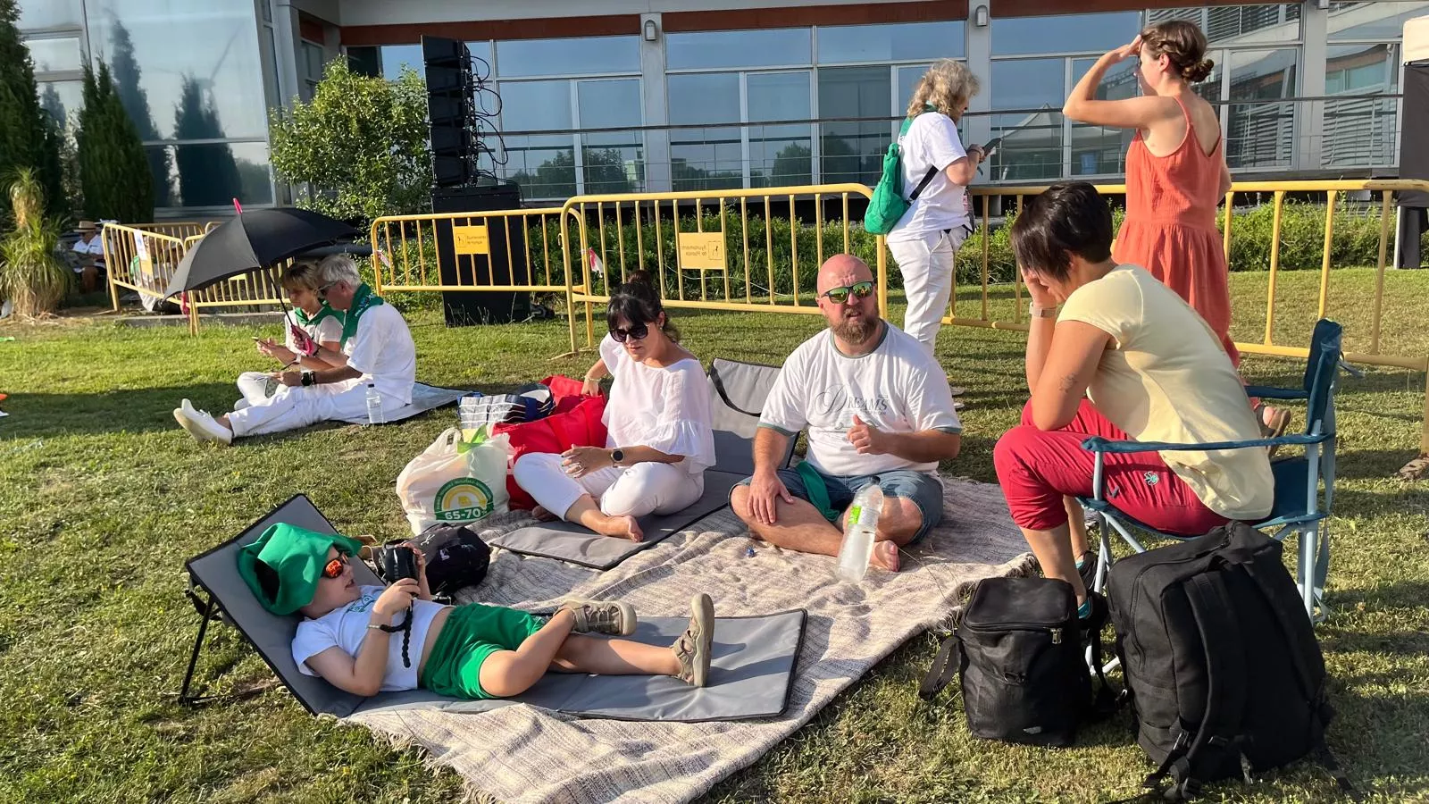 Miles de personas han contemplado el eclipse desde Huesca. Foto Mercedes Manterola