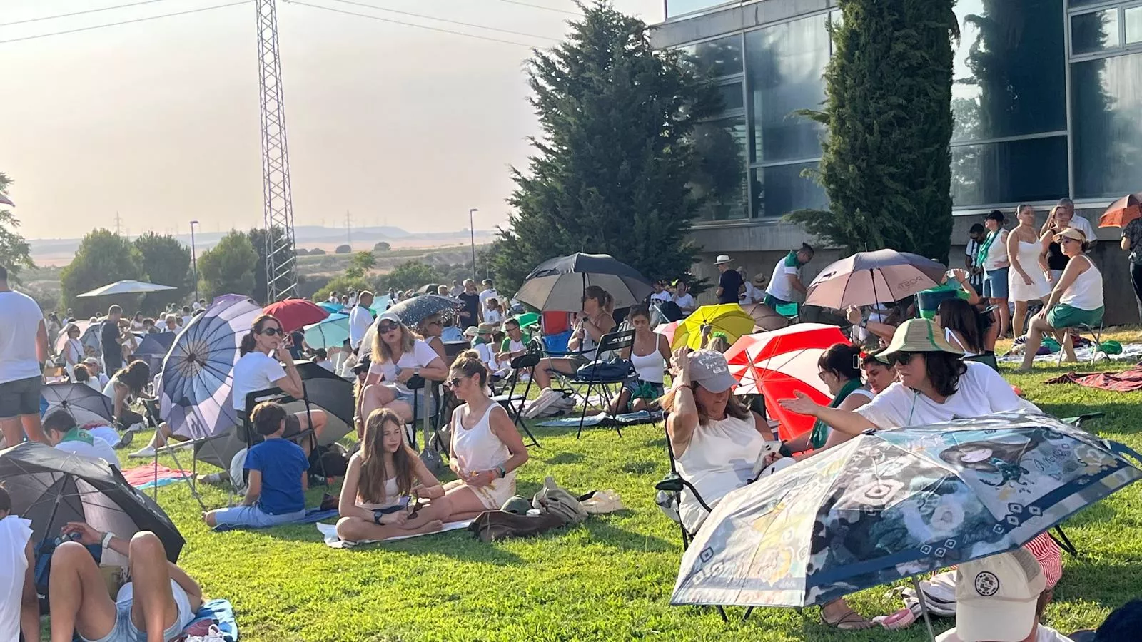 Miles de personas han contemplado el eclipse desde Huesca. Foto Mercedes Manterola