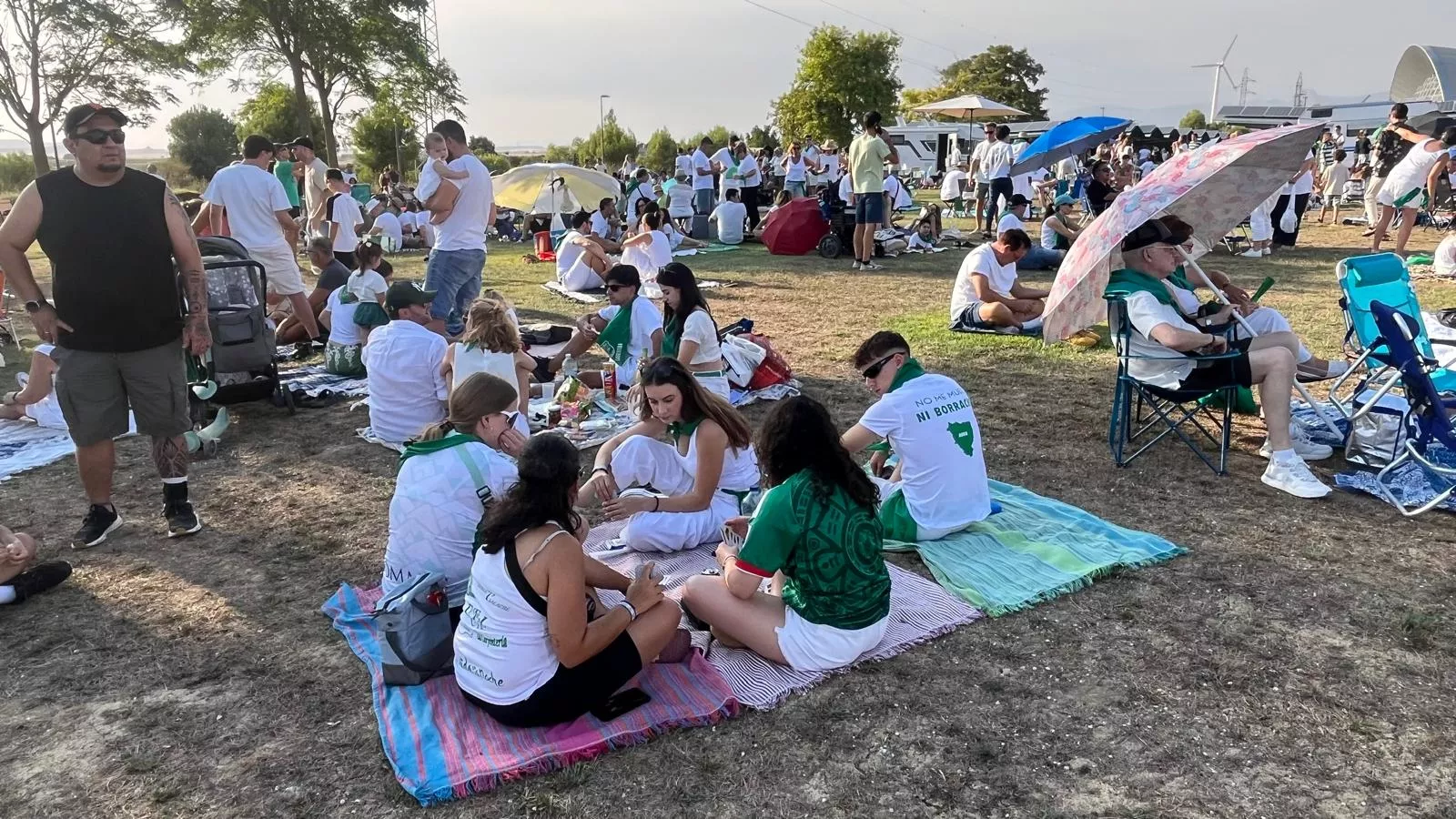 Miles de personas han contemplado el eclipse desde Huesca. Foto Mercedes Manterola