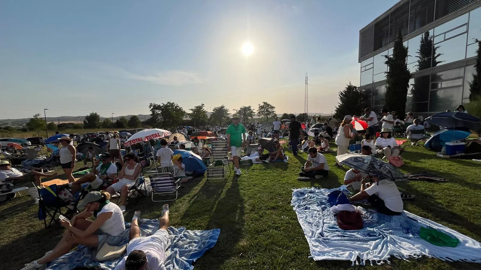 Miles de personas han contemplado el eclipse desde Huesca. Foto Mercedes Manterola