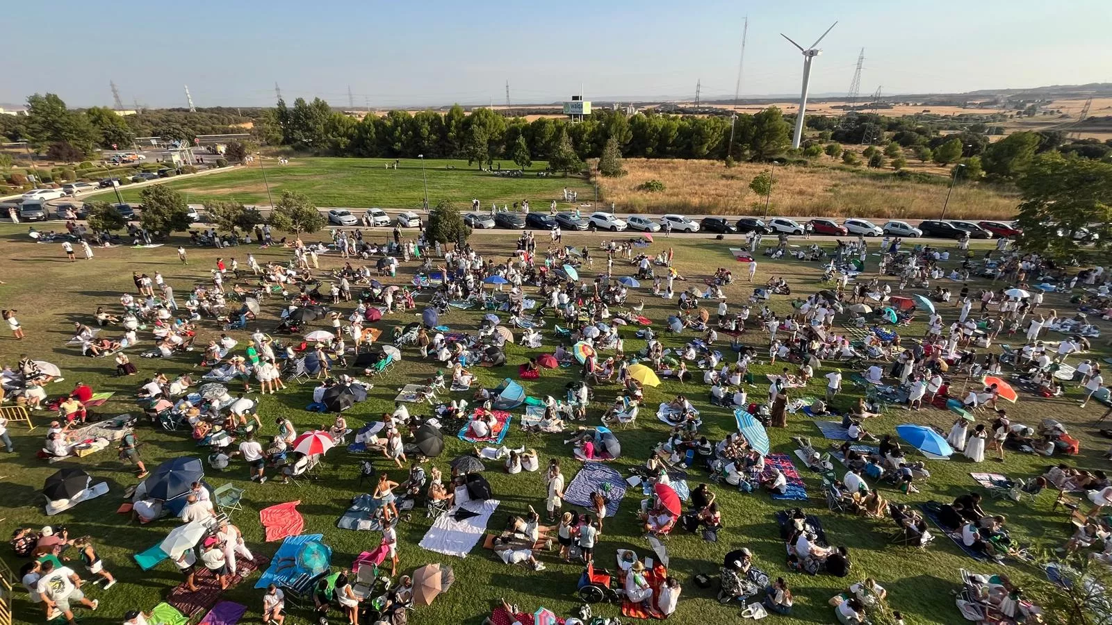 Miles de personas han contemplado el eclipse desde Huesca. Foto Mercedes Manterola