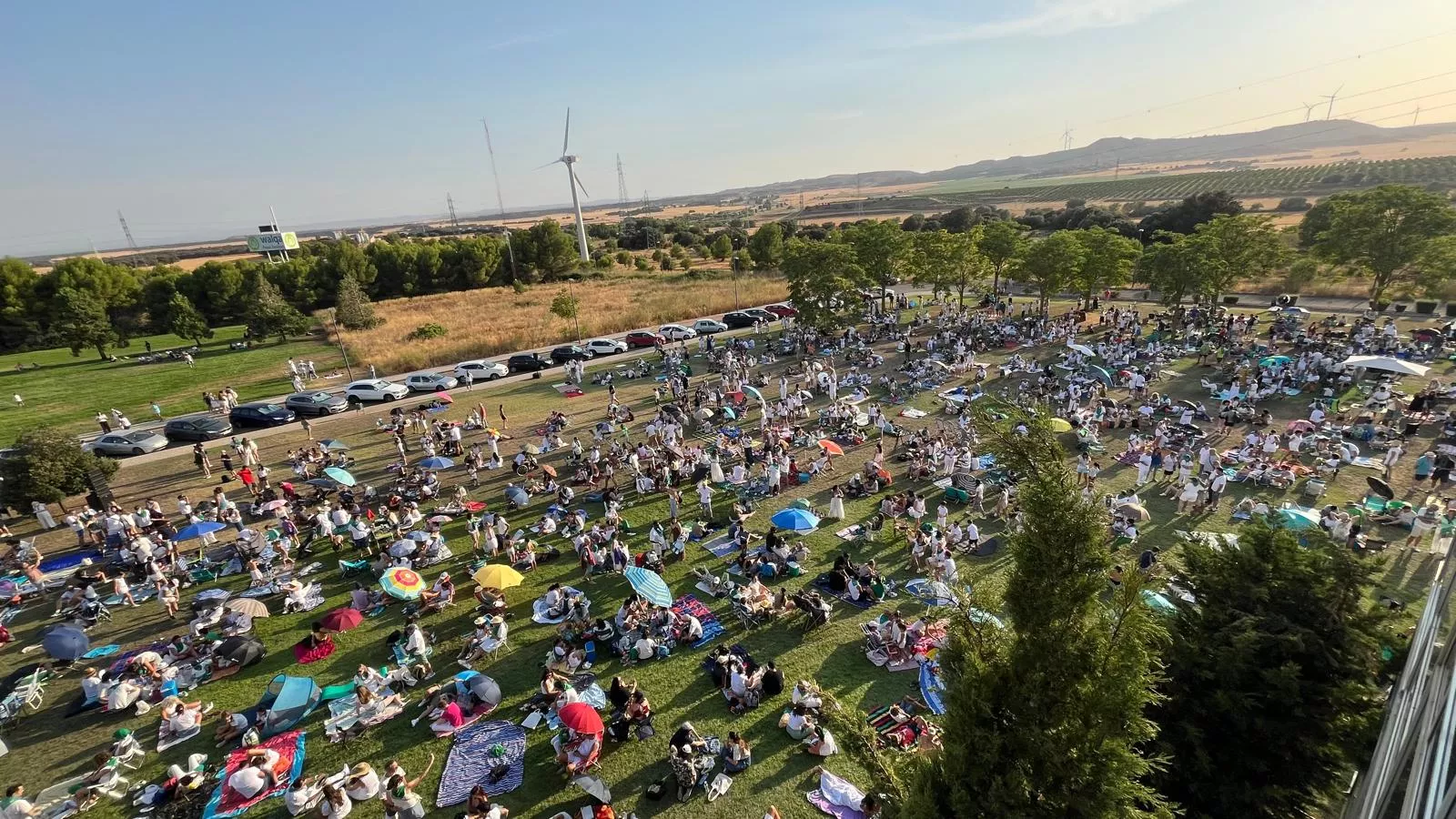 Miles de personas han contemplado el eclipse desde Huesca. Foto Mercedes Manterola