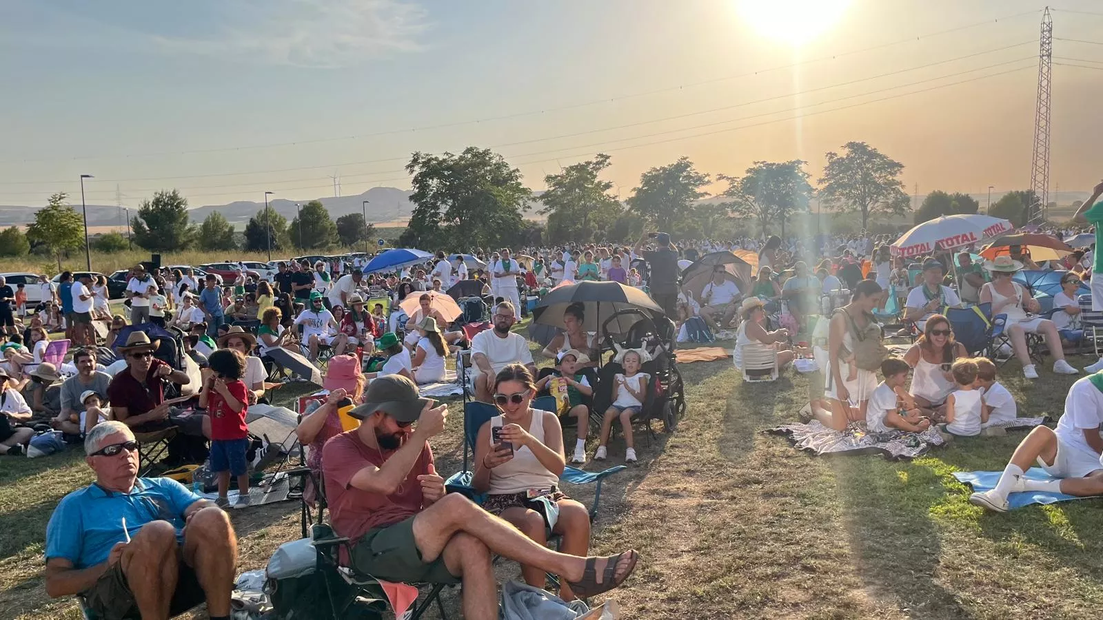 Miles de personas han contemplado el eclipse desde Huesca. Foto Mercedes Manterola