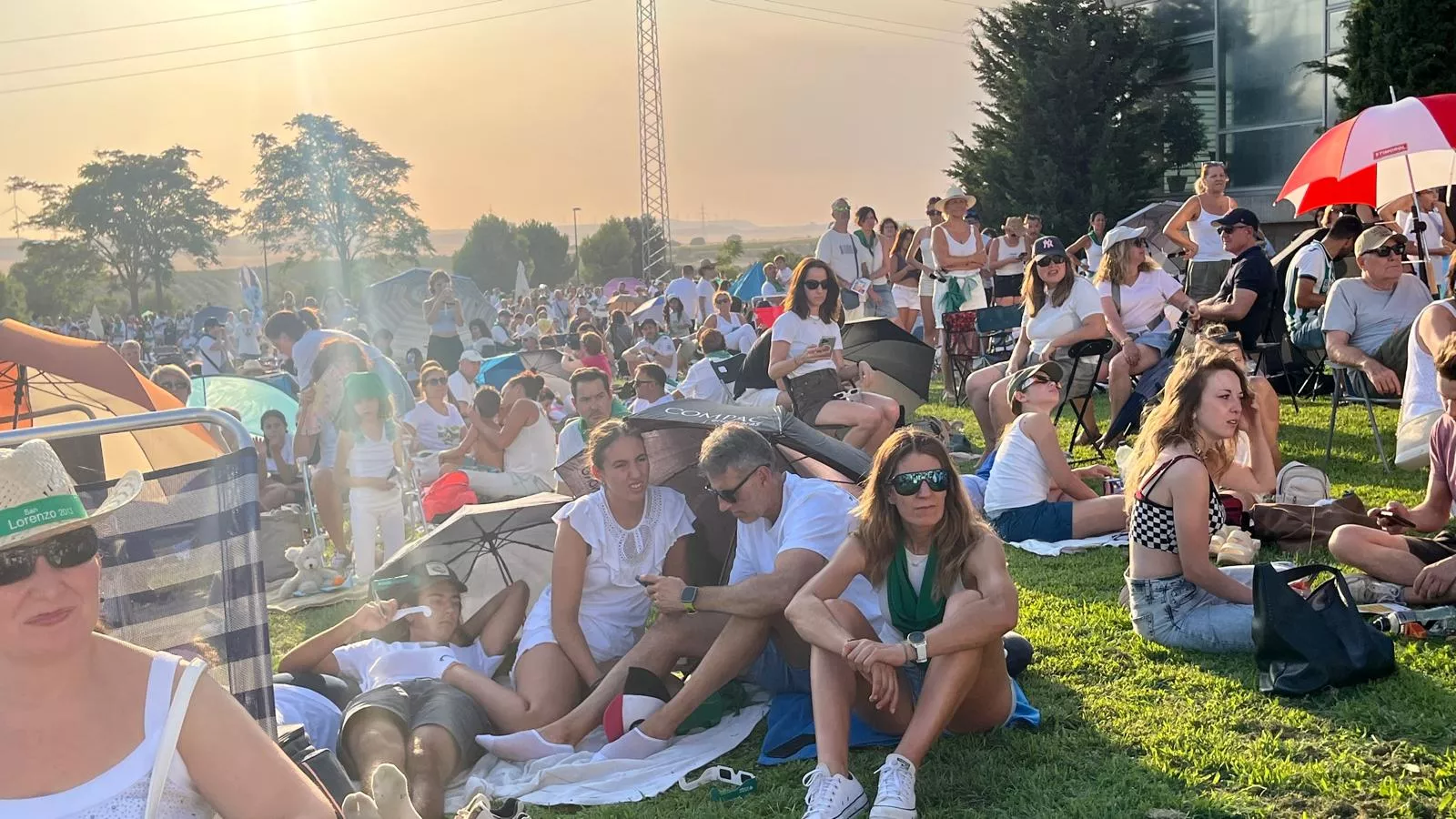 Miles de personas han contemplado el eclipse desde Huesca. Foto Mercedes Manterola