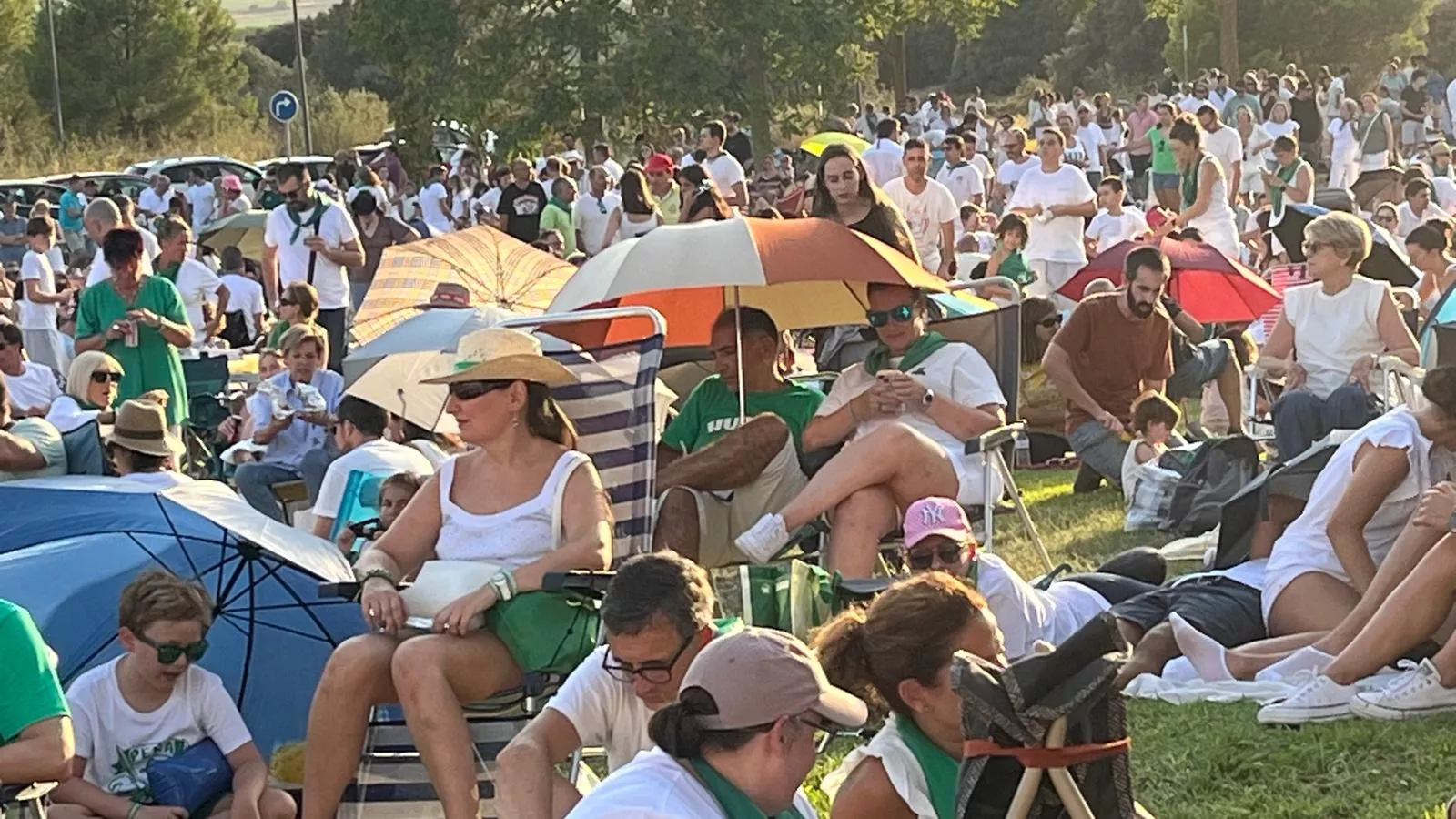 Miles de personas han contemplado el eclipse desde Huesca. Foto Mercedes Manterola