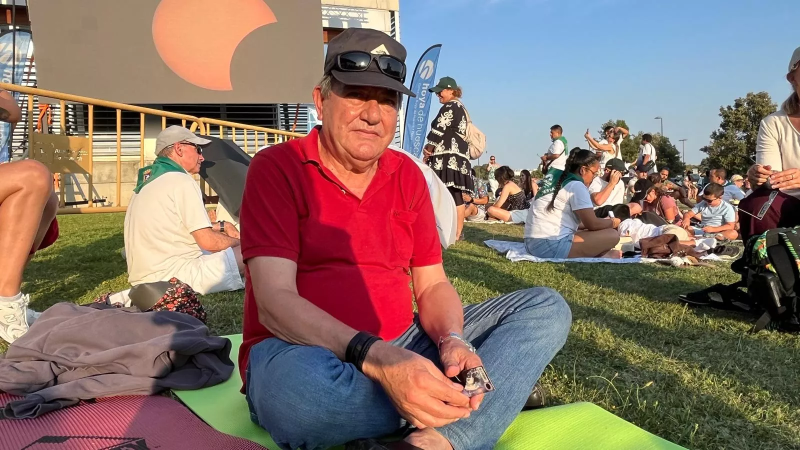 Miles de personas han contemplado el eclipse desde Huesca. Foto Mercedes Manterola