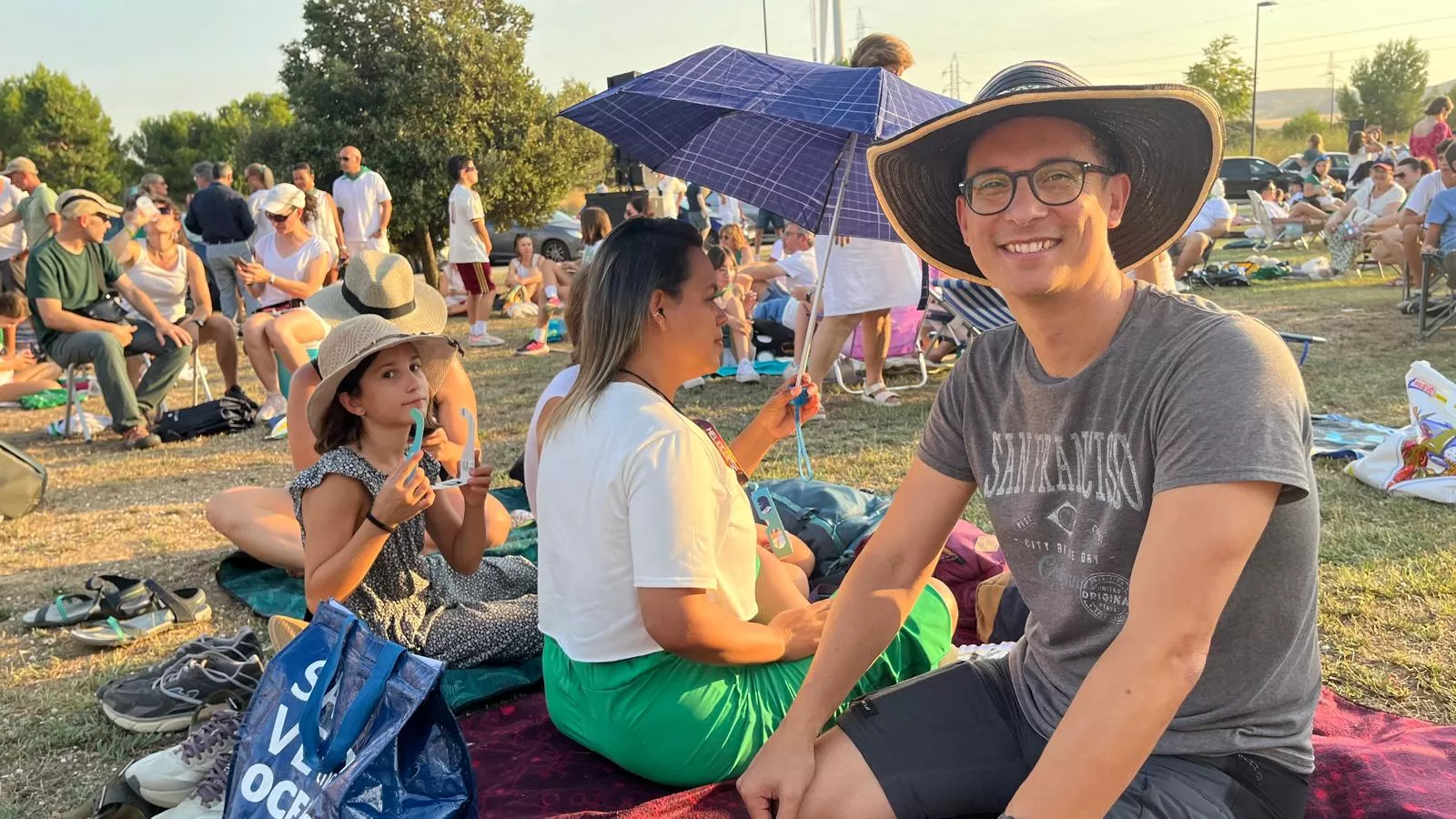 Miles de personas han contemplado el eclipse desde Huesca. Foto Mercedes Manterola