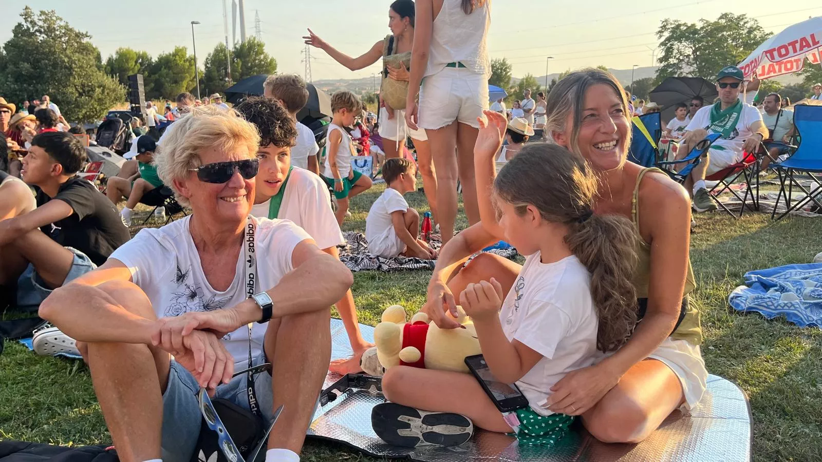 Miles de personas han contemplado el eclipse desde Huesca. Foto Mercedes Manterola