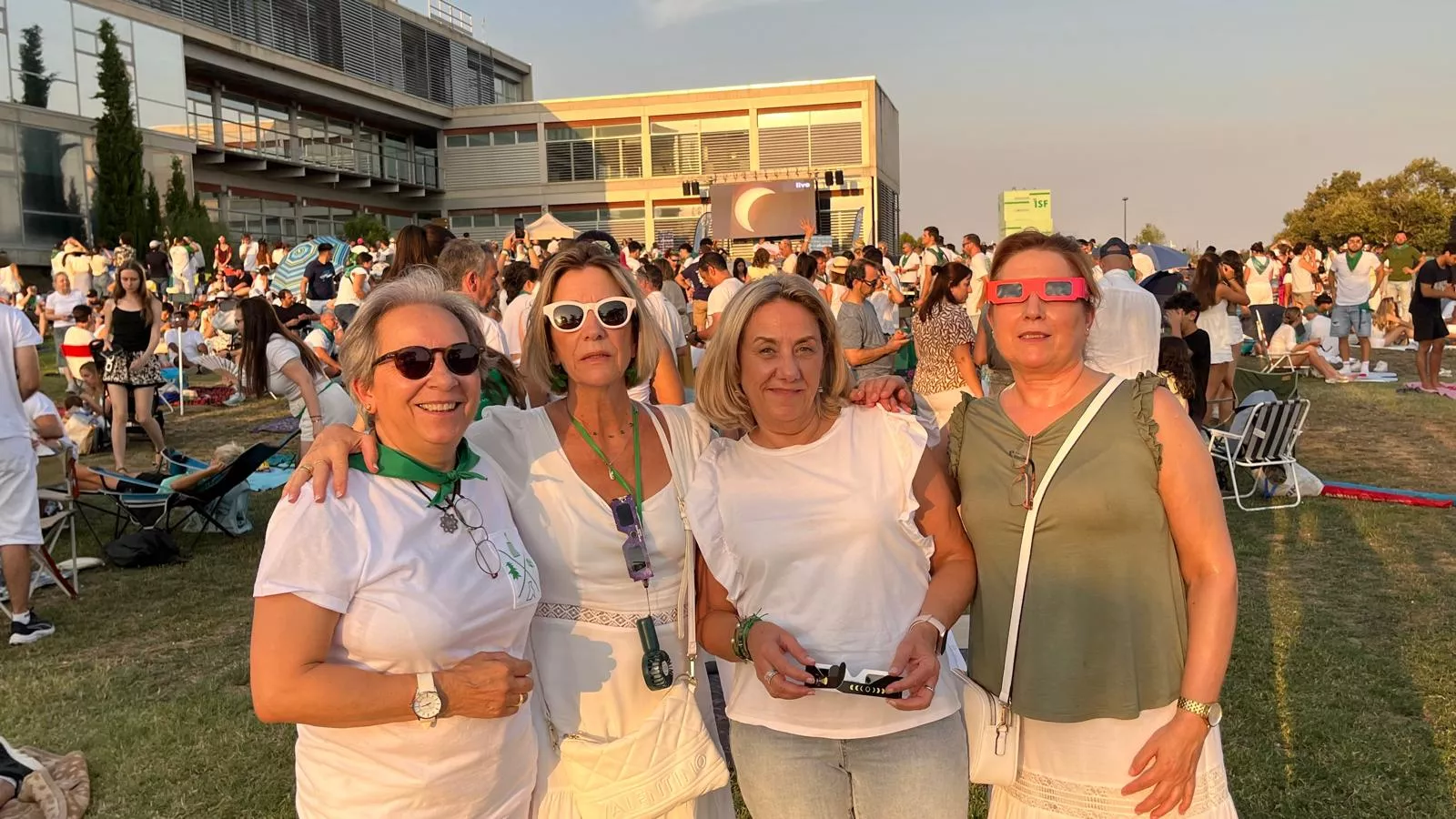 Miles de personas han contemplado el eclipse desde Huesca. Foto Mercedes Manterola