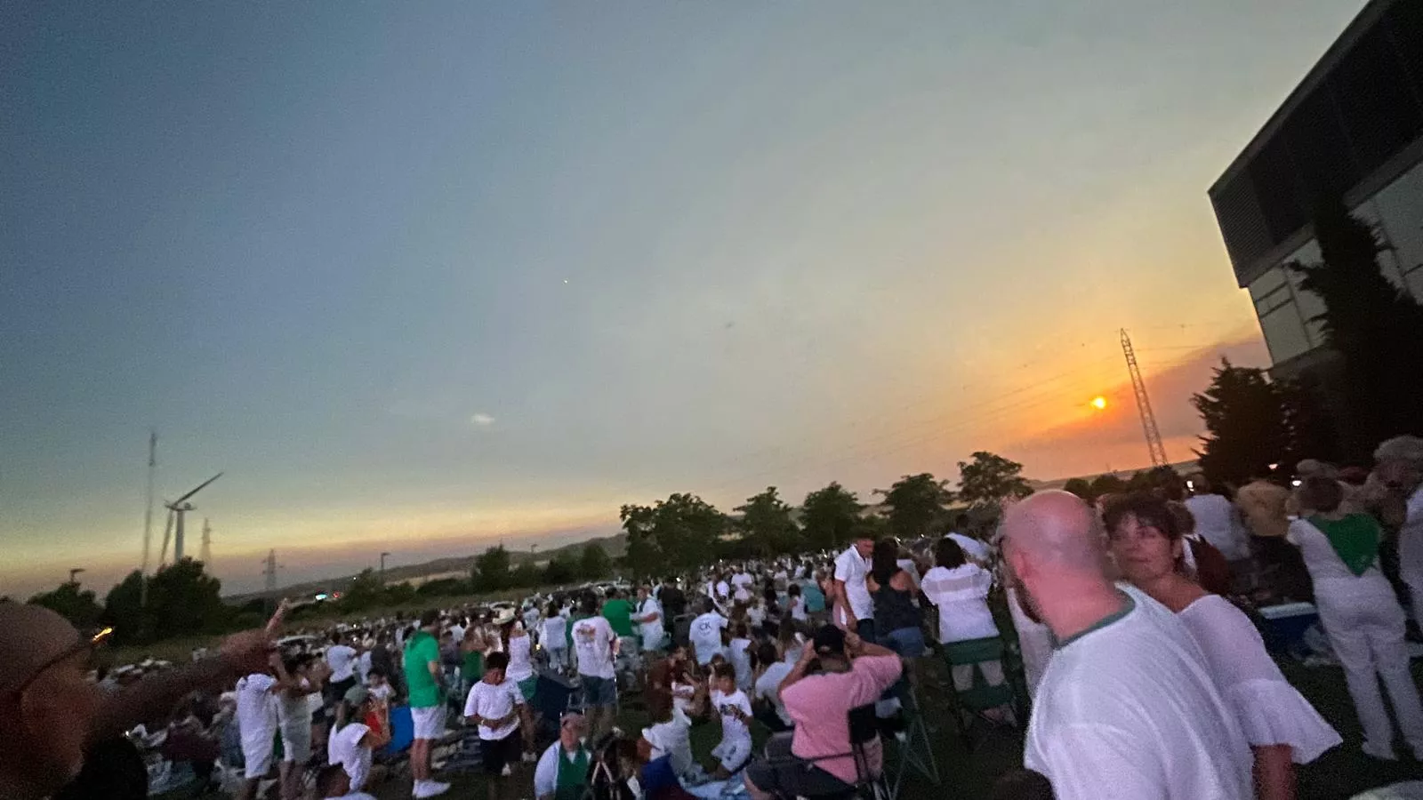 Miles de personas han contemplado el eclipse desde Huesca. Foto Mercedes Manterola