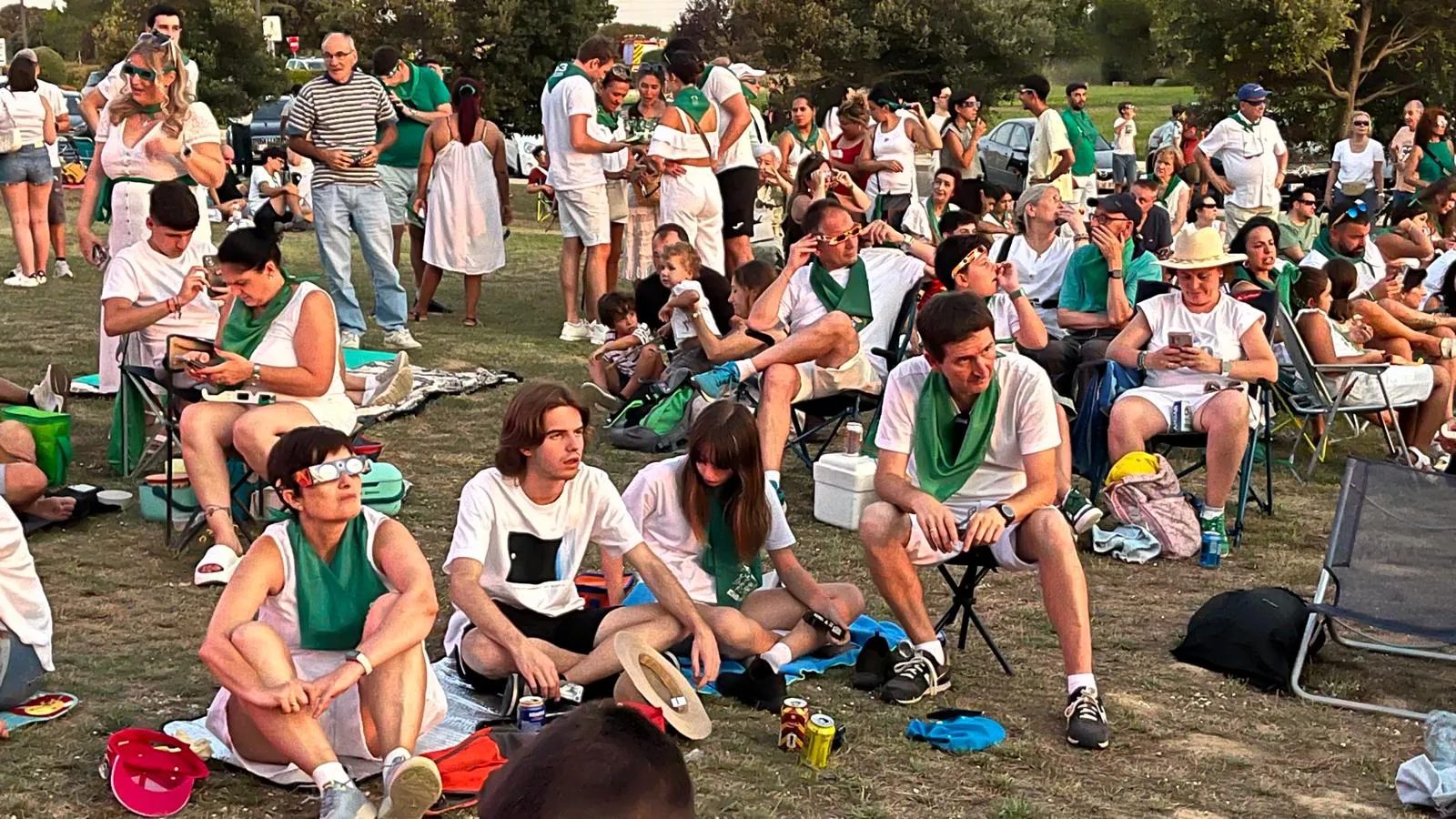 Miles de personas han contemplado el eclipse desde Huesca. Foto Mercedes Manterola