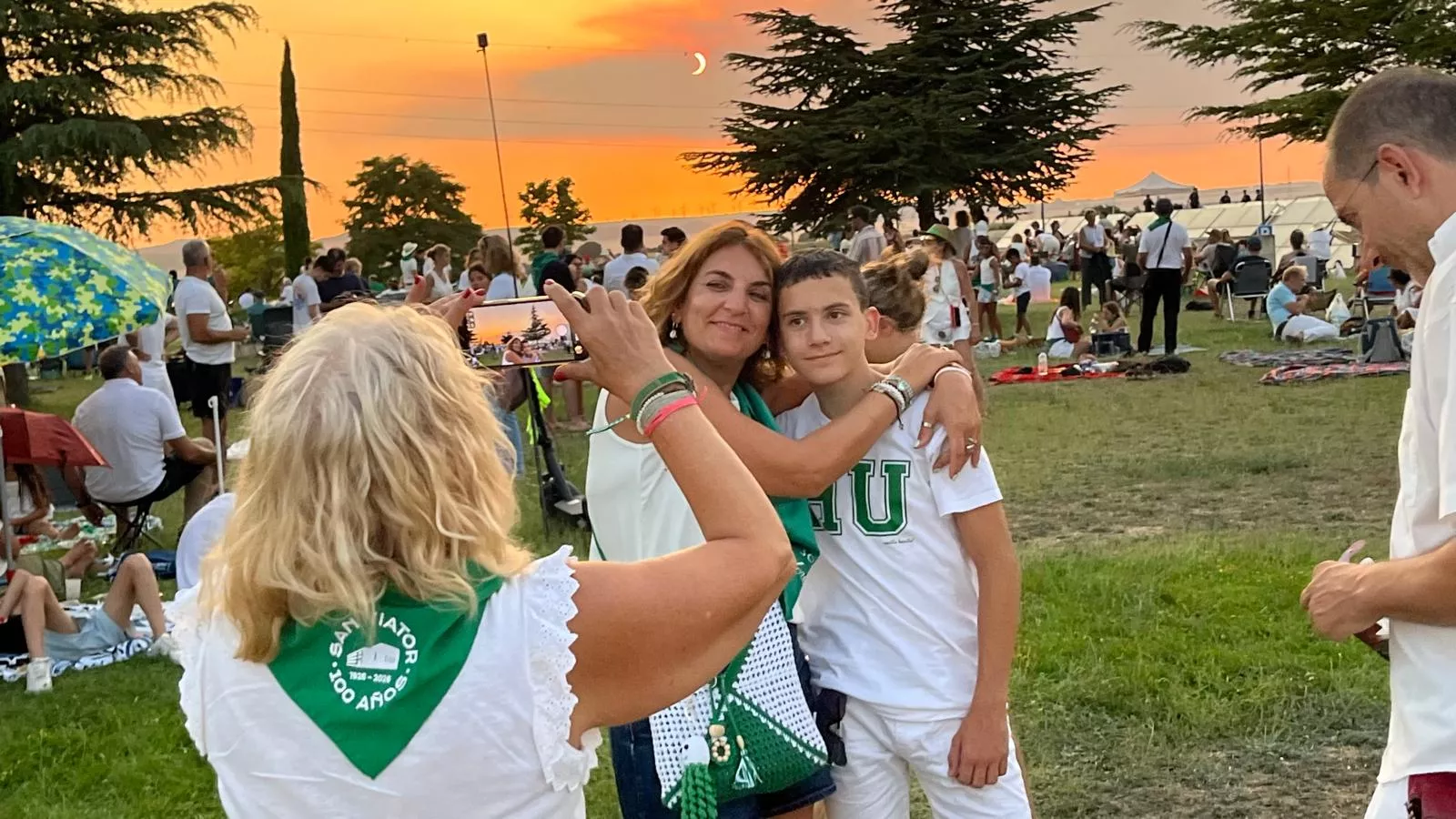 Miles de personas han contemplado el eclipse desde Huesca. Foto Mercedes Manterola