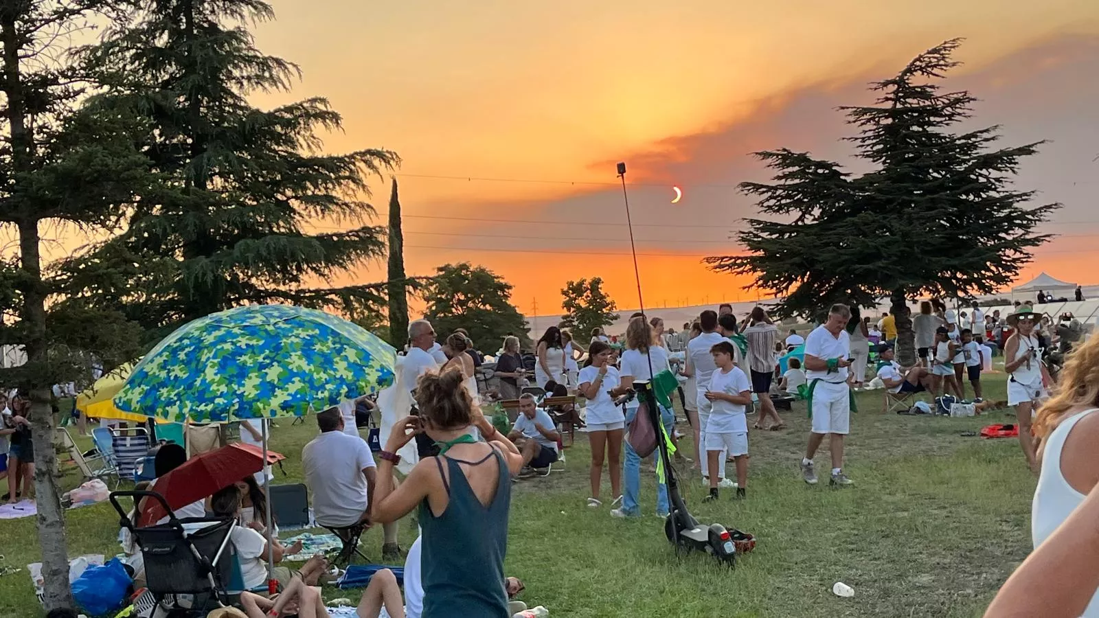 Miles de personas han contemplado el eclipse desde Huesca. Foto Mercedes Manterola