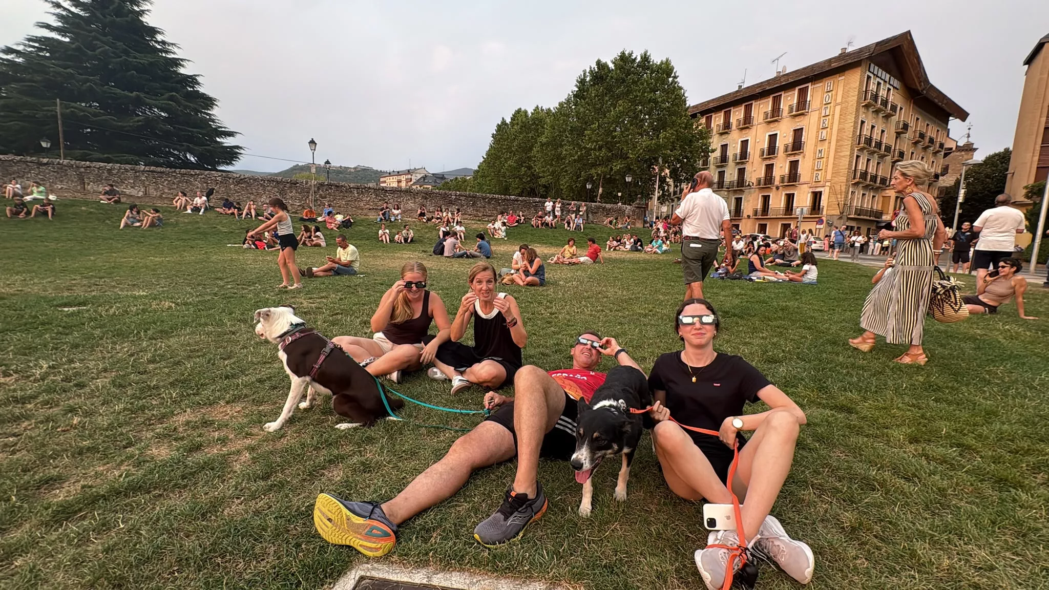 Miles de personas han contemplado el eclipse desde Huesca. 