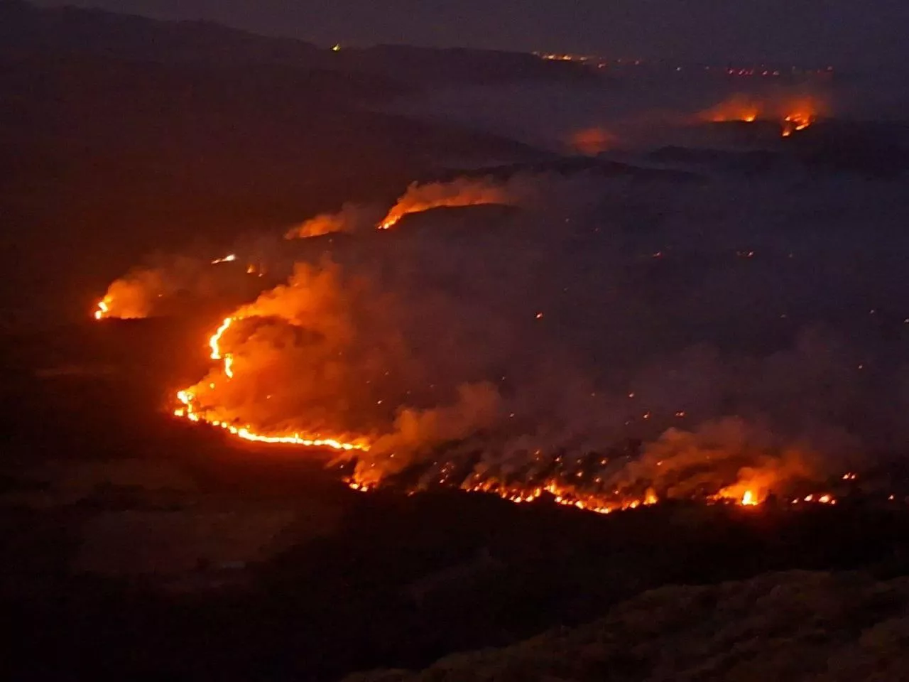 Riglos afronta otra jornada complicada con el fuego acercándose a San Juan de la Peña.
