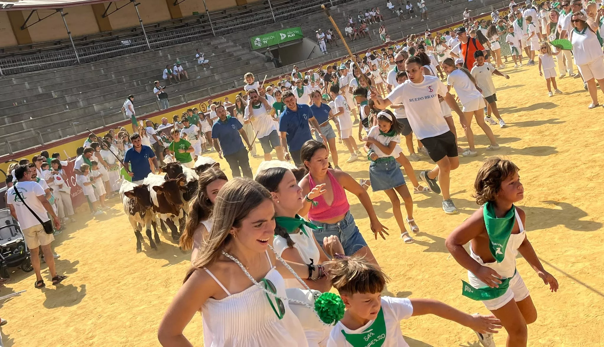 Multitudinario y emocionante encierro infantil con minibueyes en Huesca. Foto: Adri Mora