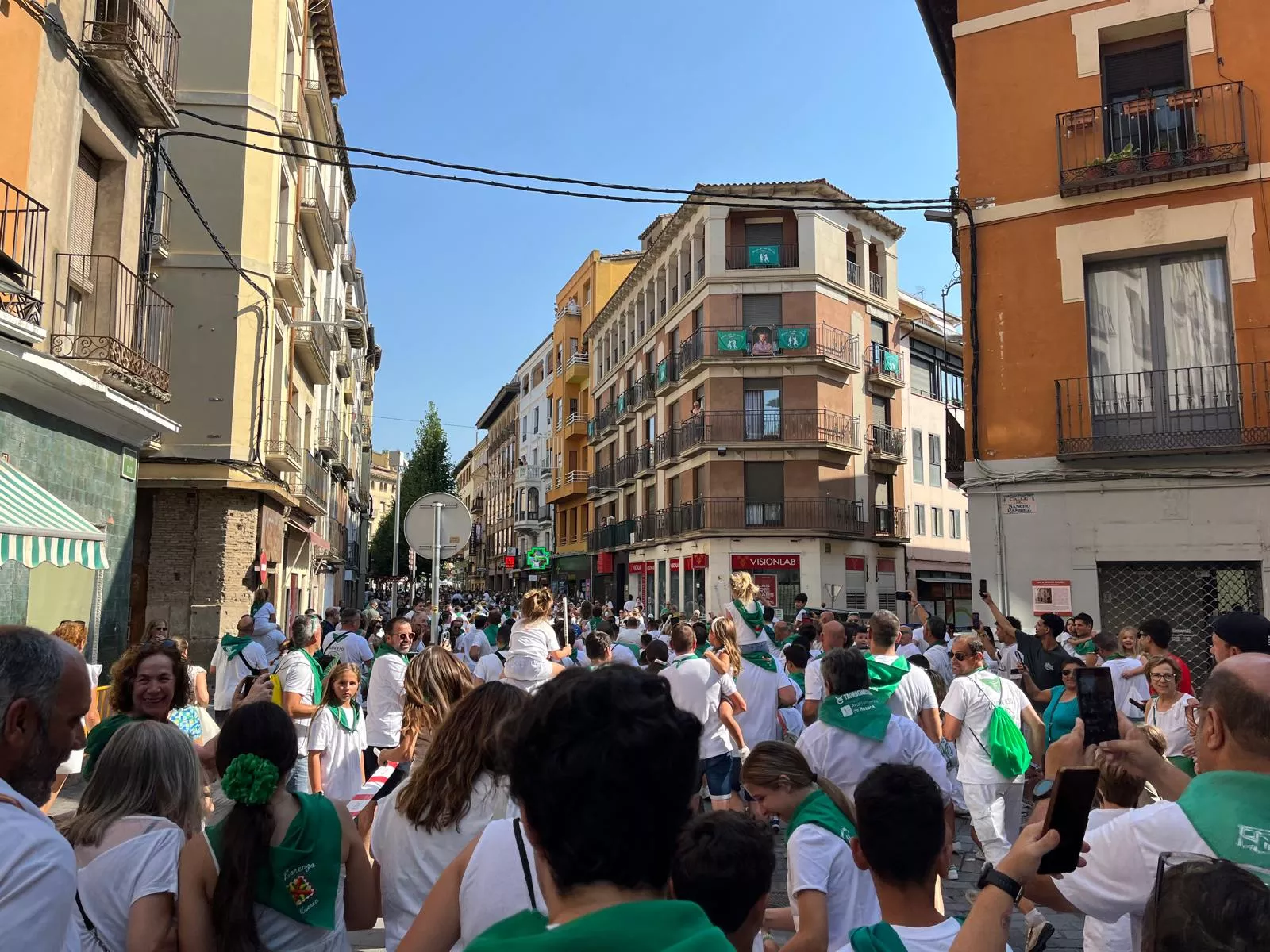 Imágenes del encierro infantil con minibueyes en Huesca organizado por Tauroemoción. Foto: Adri Mora