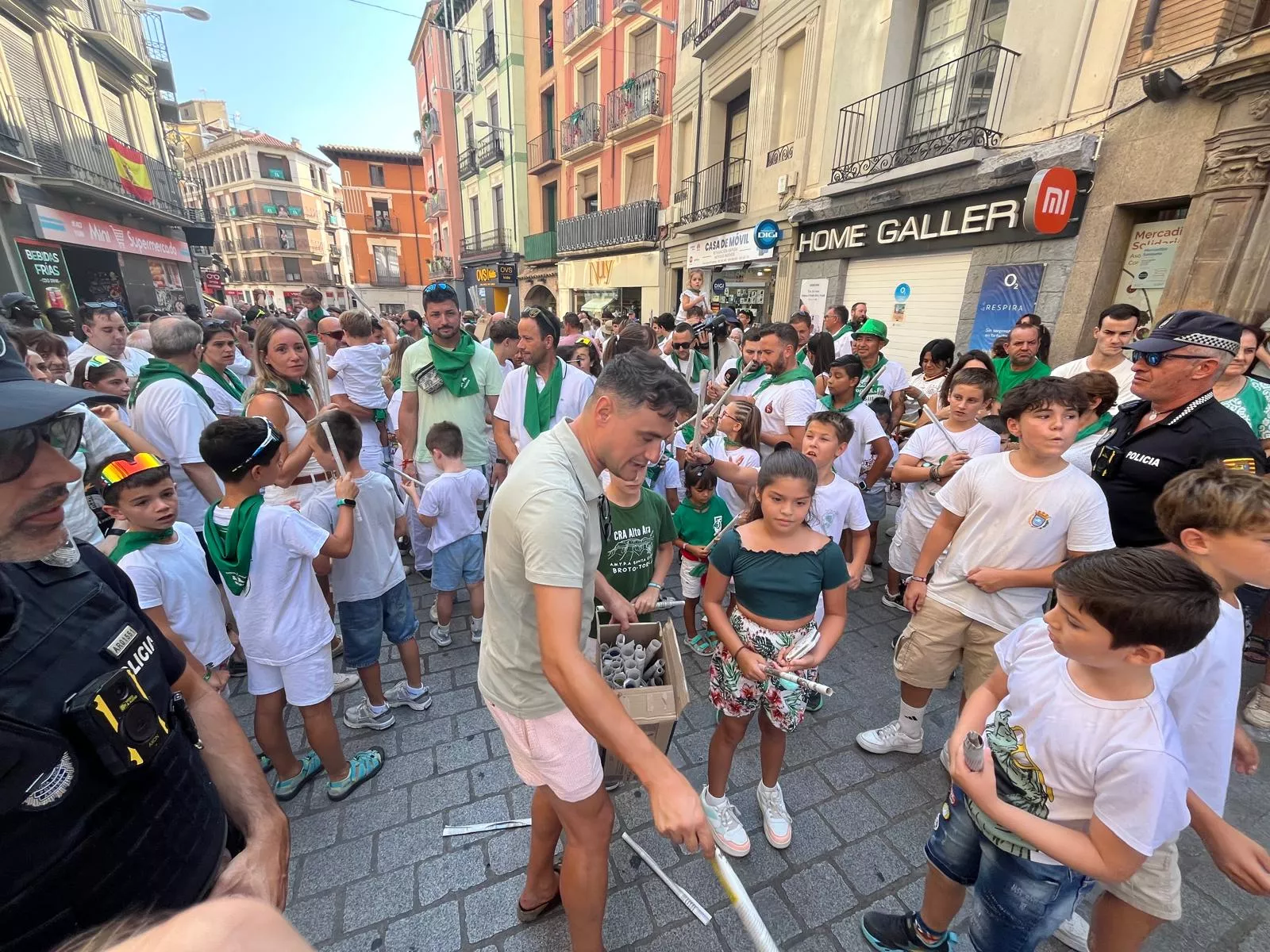 Imágenes del encierro infantil con minibueyes en Huesca organizado por Tauroemoción. Foto: Adri Mora