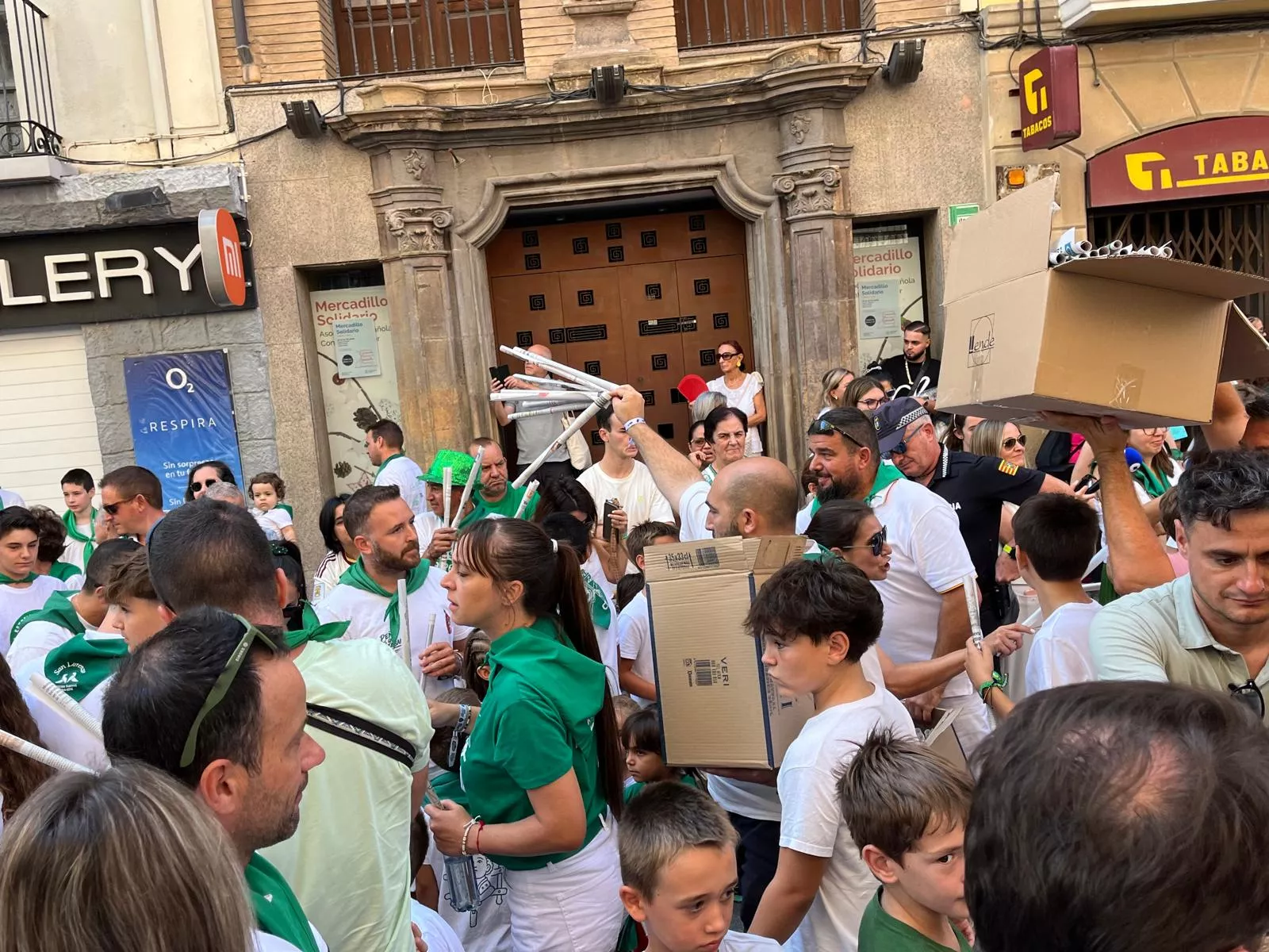 Imágenes del encierro infantil con minibueyes en Huesca organizado por Tauroemoción. Foto: Adri Mora