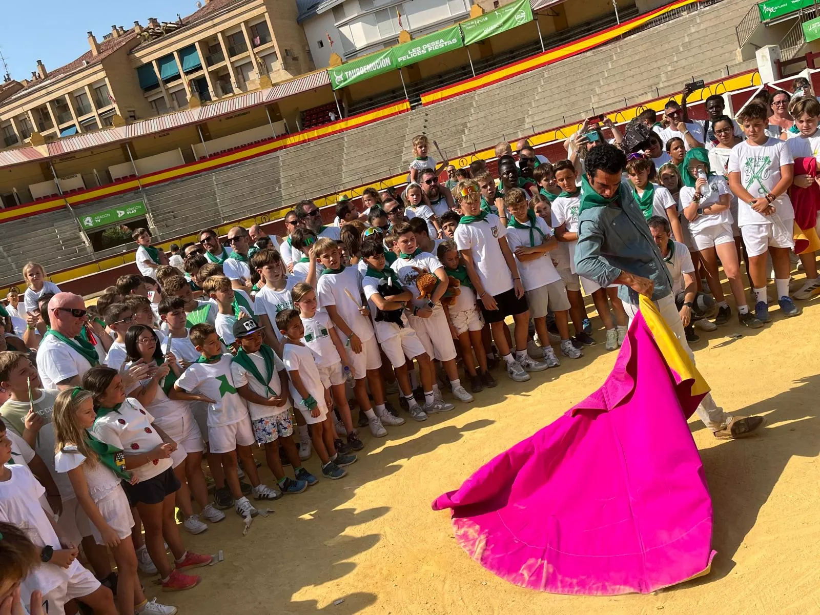Imágenes del encierro infantil con minibueyes en Huesca organizado por Tauroemoción. Foto: Adri Mora
