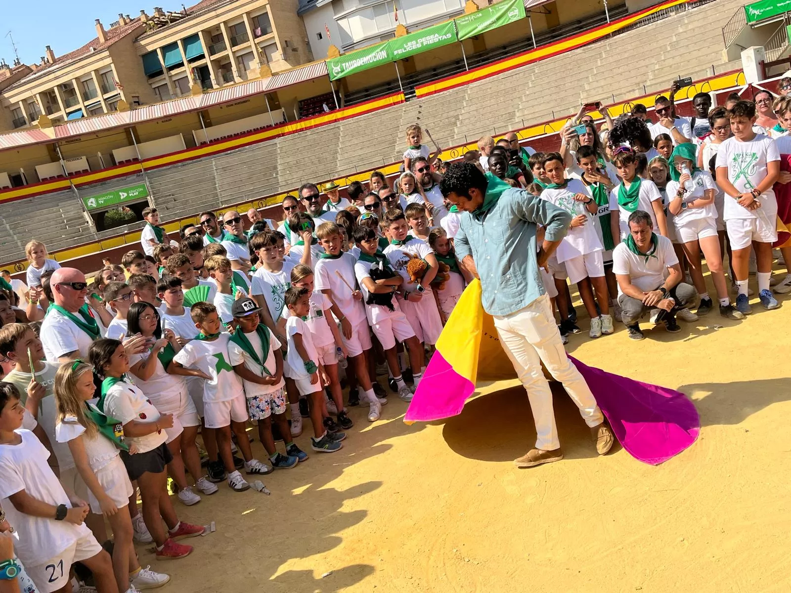 Imágenes del encierro infantil con minibueyes en Huesca organizado por Tauroemoción. Foto: Adri Mora