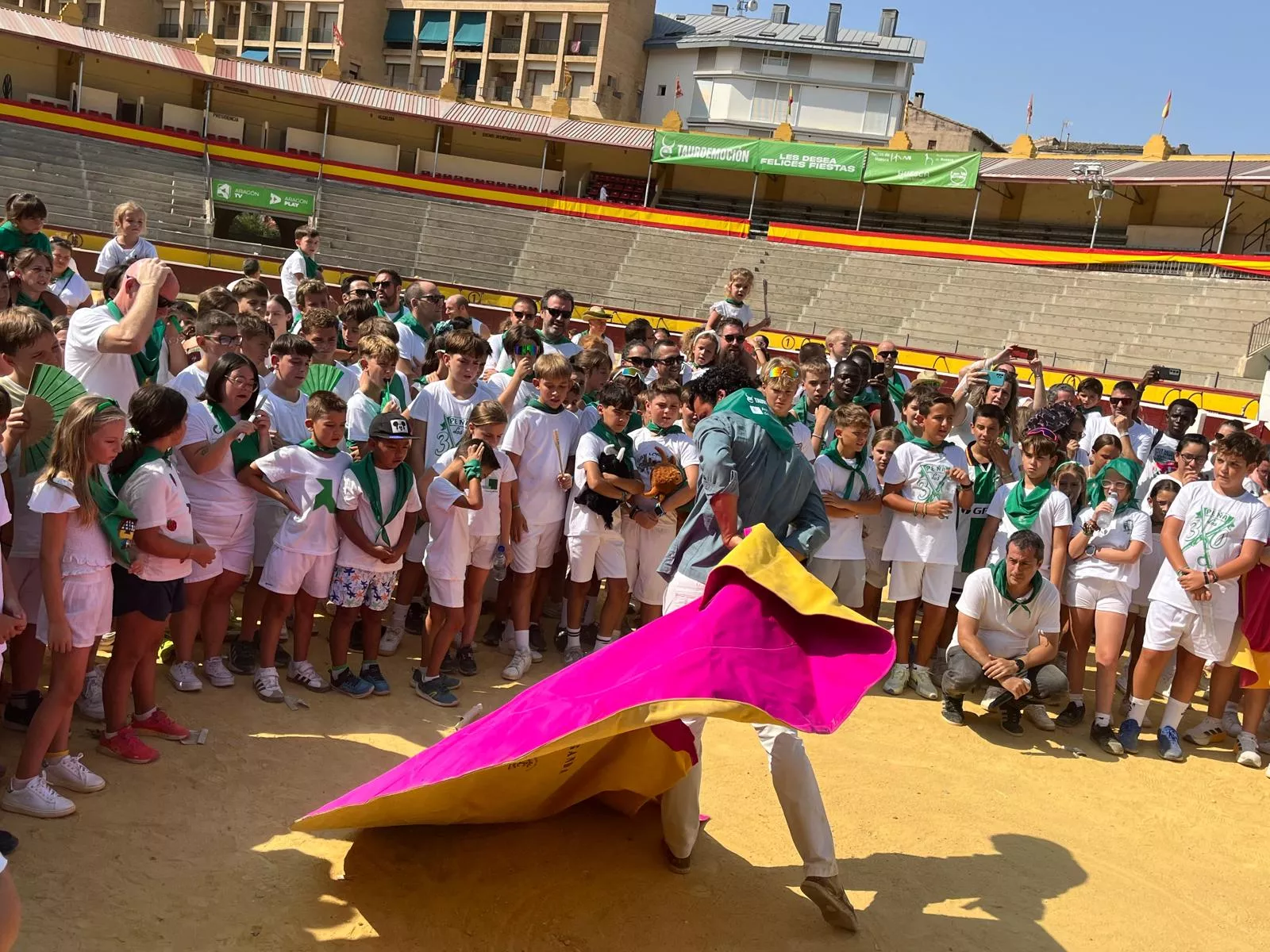 Imágenes del encierro infantil con minibueyes en Huesca organizado por Tauroemoción. Foto: Adri Mora