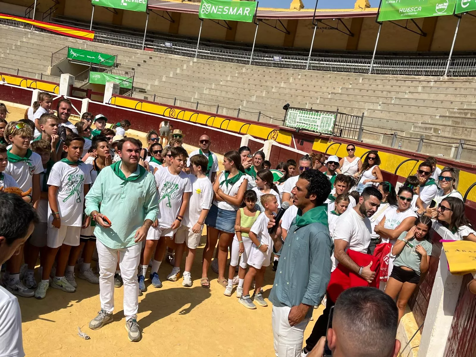 Imágenes del encierro infantil con minibueyes en Huesca organizado por Tauroemoción. Foto: Adri Mora