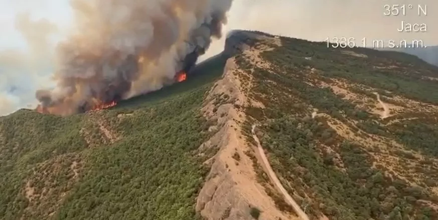 El incendio, visto esta mañana desde San Juan de la Peña