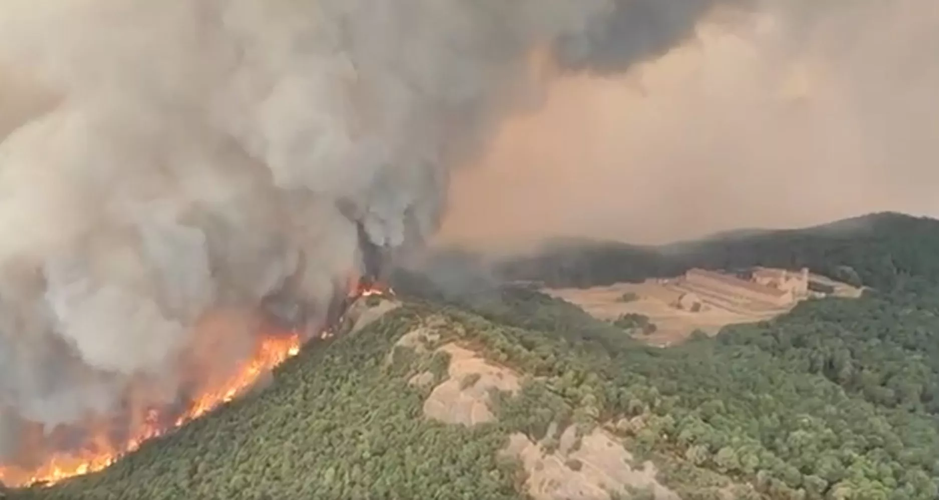El fuego asedia el conjunto monástico de San Juan de la Peña