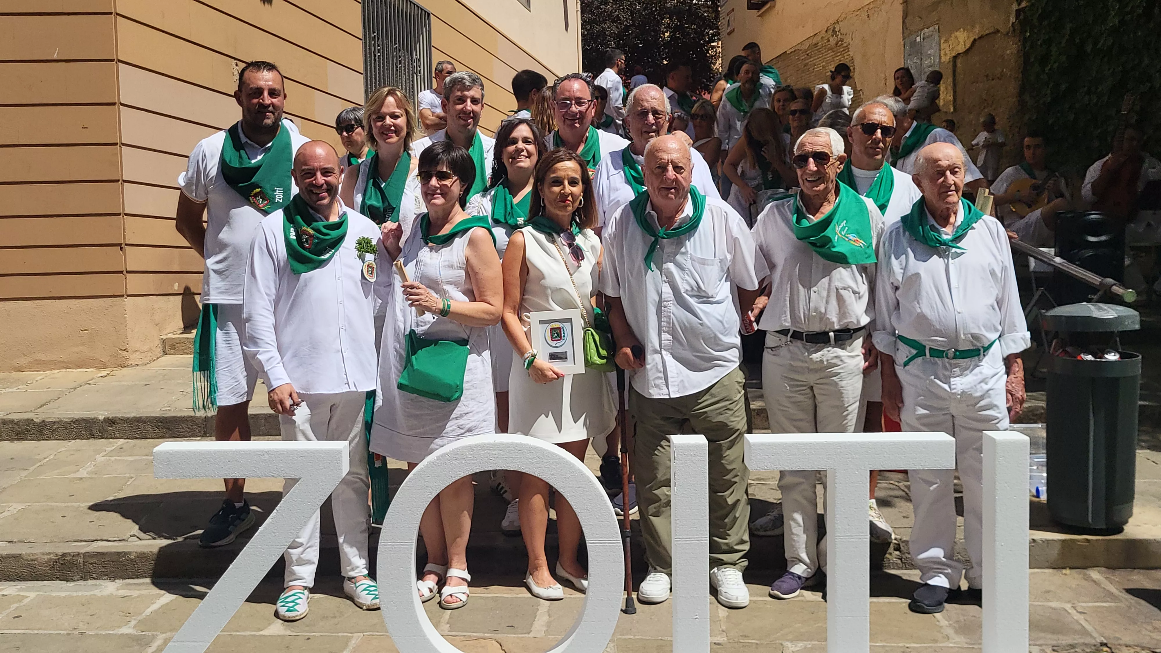 Ronda a las mairalesas de la Peña Zoiti con homenaje a fundadores y presidentes. Foto Mercedes Manterola
