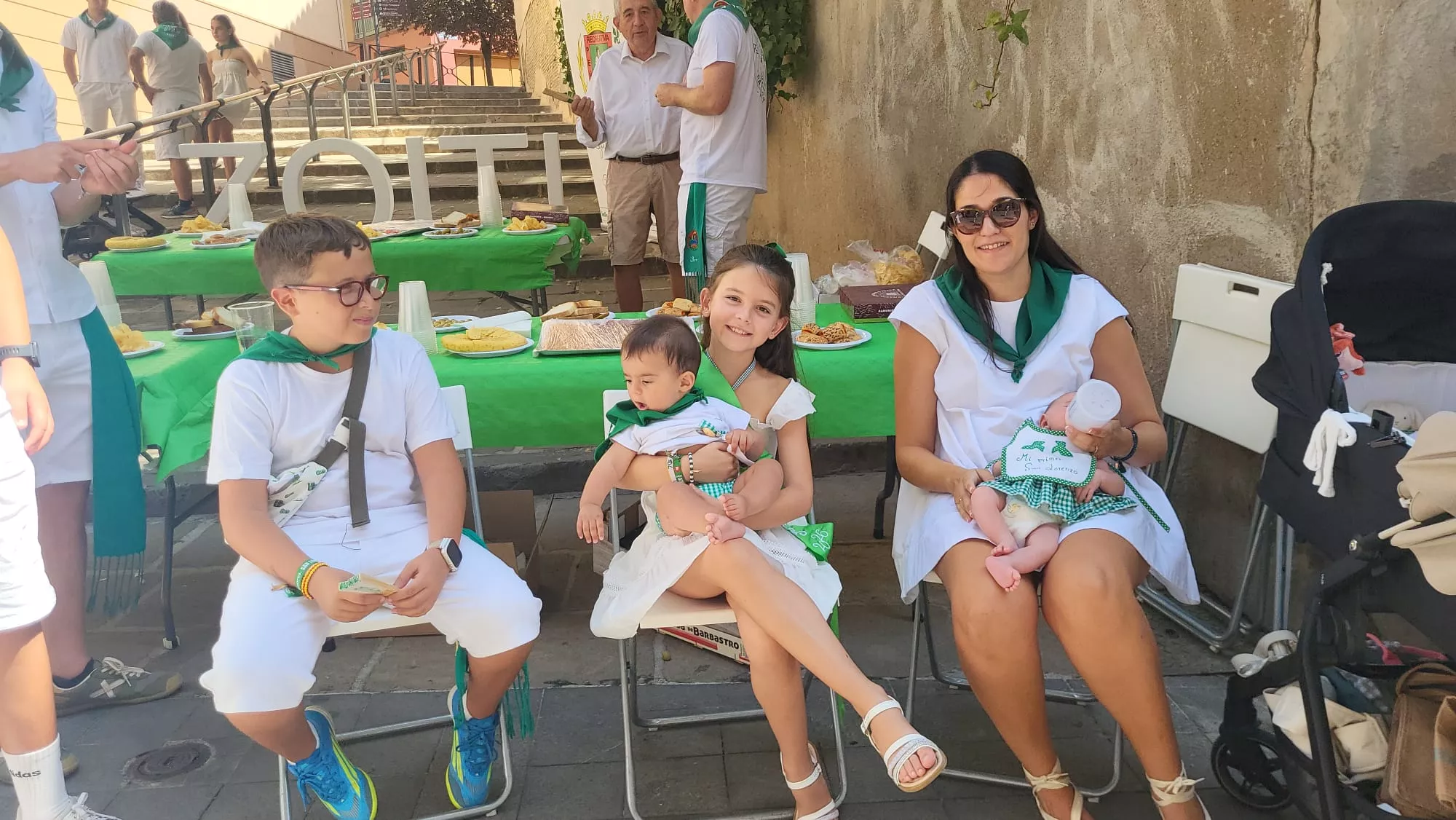 Ronda a las mairalesas de la Peña Zoiti con homenaje a fundadores y presidentes. Foto Mercedes Manterola