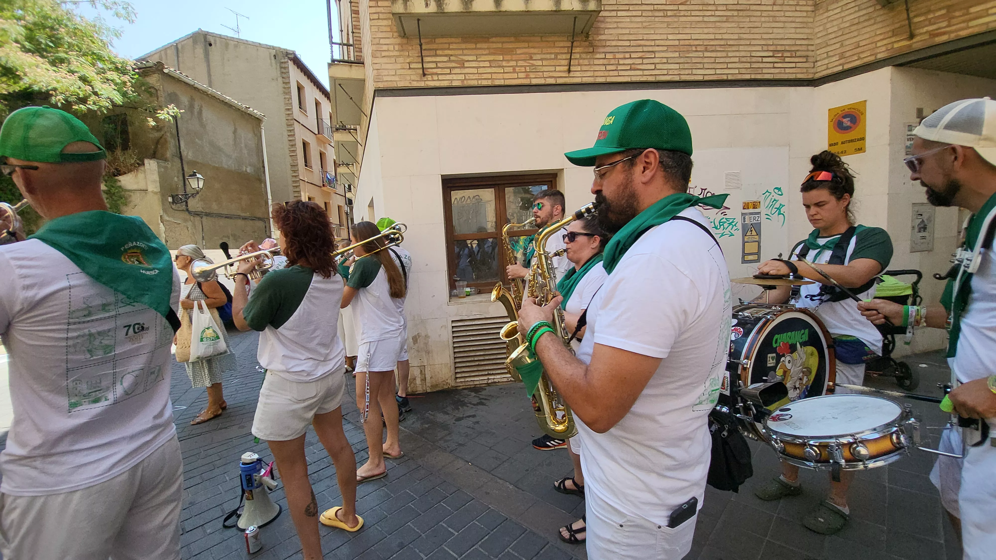 Ronda a las mairalesas de la Peña Zoiti con homenaje a fundadores y presidentes. Foto Mercedes Manterola