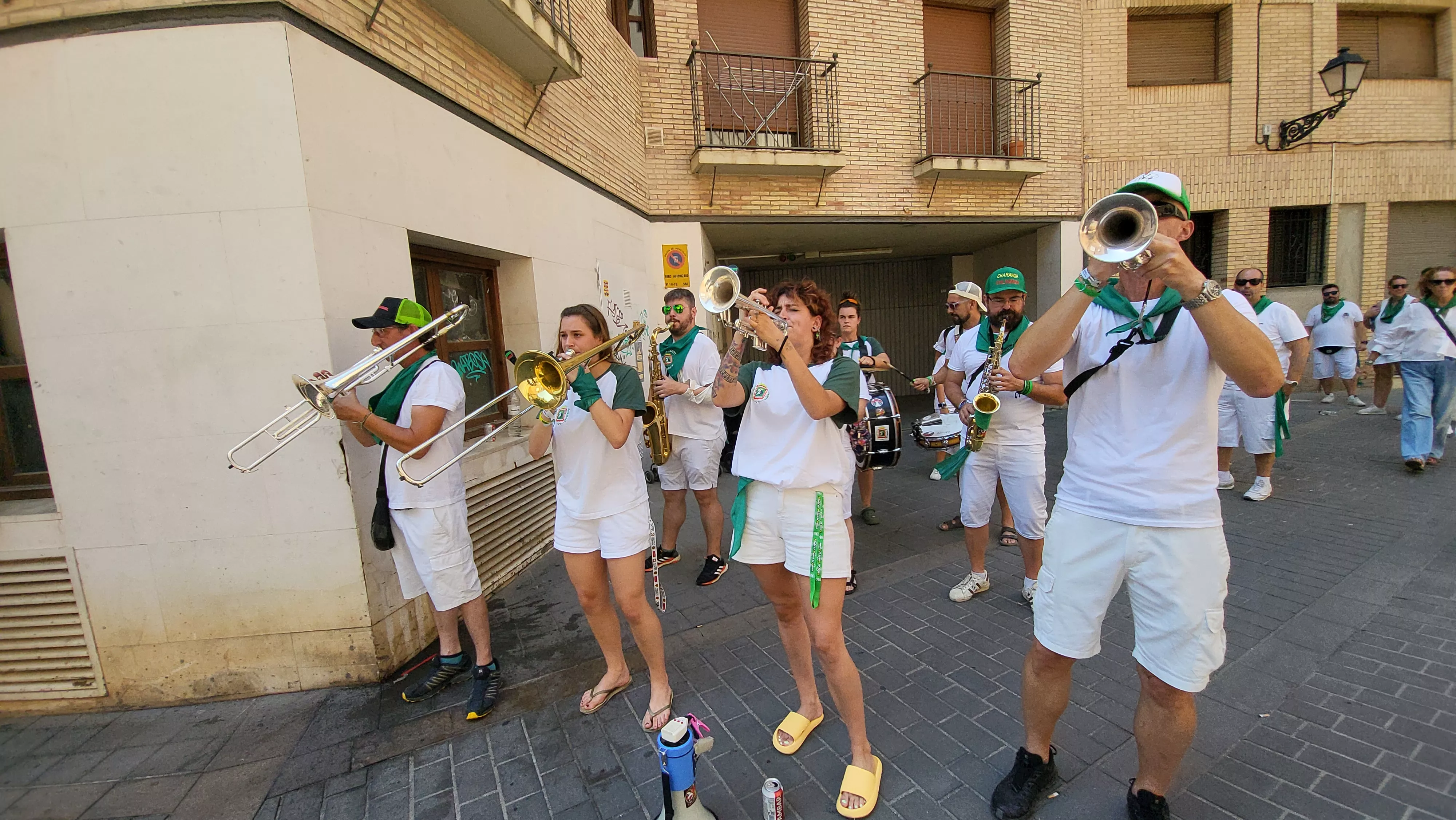 Ronda a las mairalesas de la Peña Zoiti con homenaje a fundadores y presidentes. Foto Mercedes Manterola