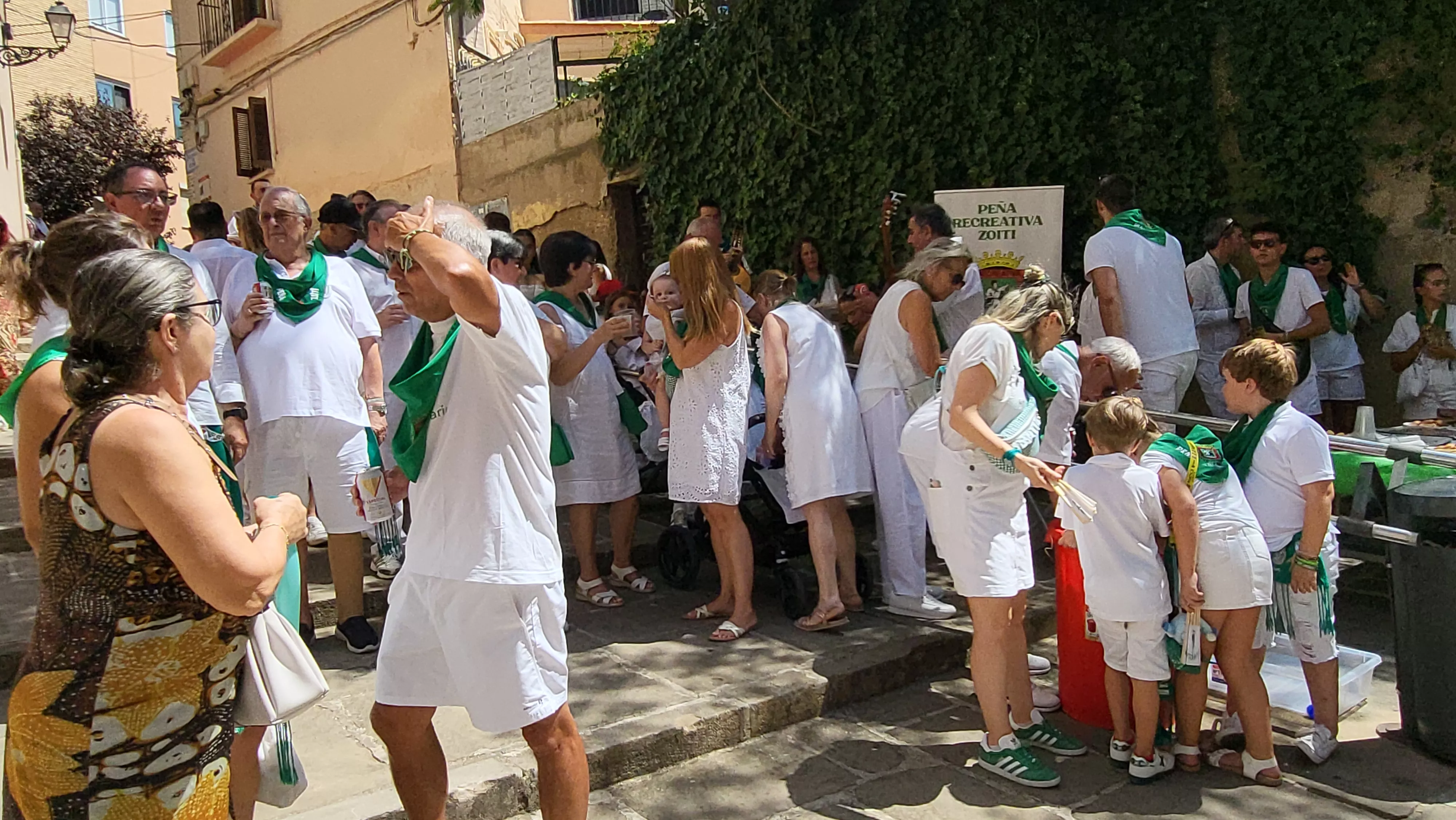Ronda a las mairalesas de la Peña Zoiti con homenaje a fundadores y presidentes. Foto Mercedes Manterola