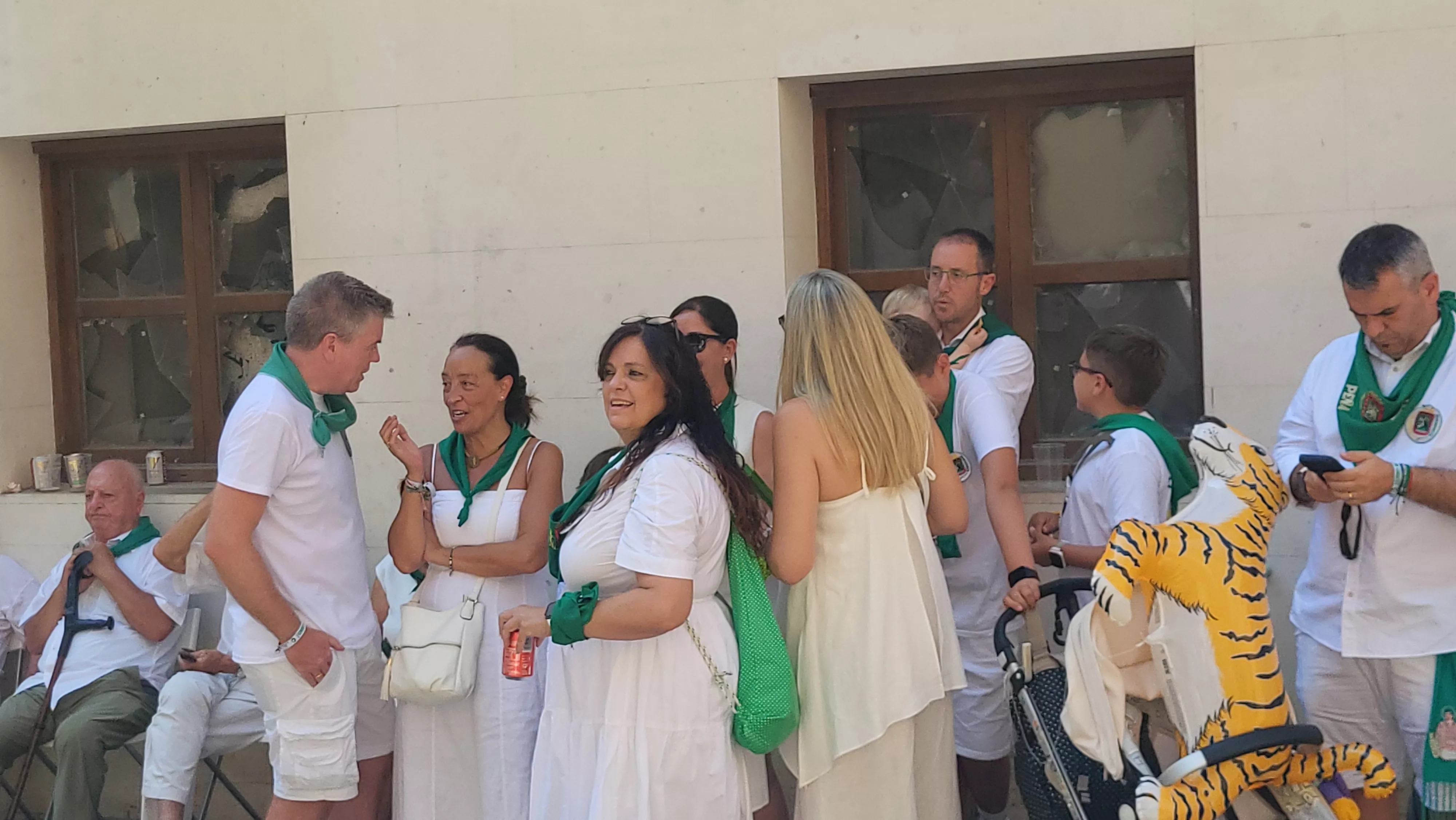 Ronda a las mairalesas de la Peña Zoiti con homenaje a fundadores y presidentes. Foto Mercedes Manterola