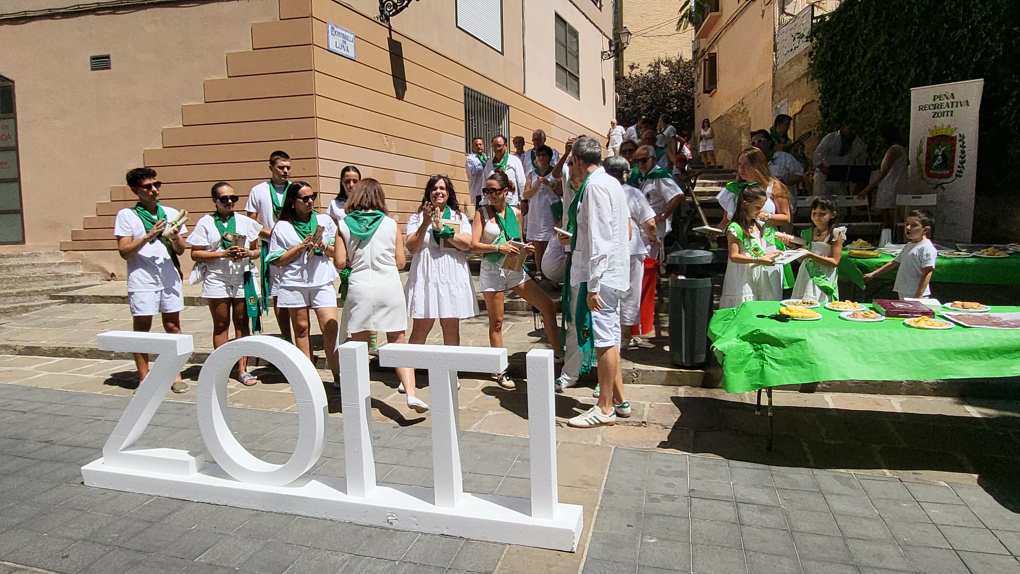 Ronda a las mairalesas de la Peña Zoiti con homenaje a fundadores y presidentes. Foto Mercedes Manterola