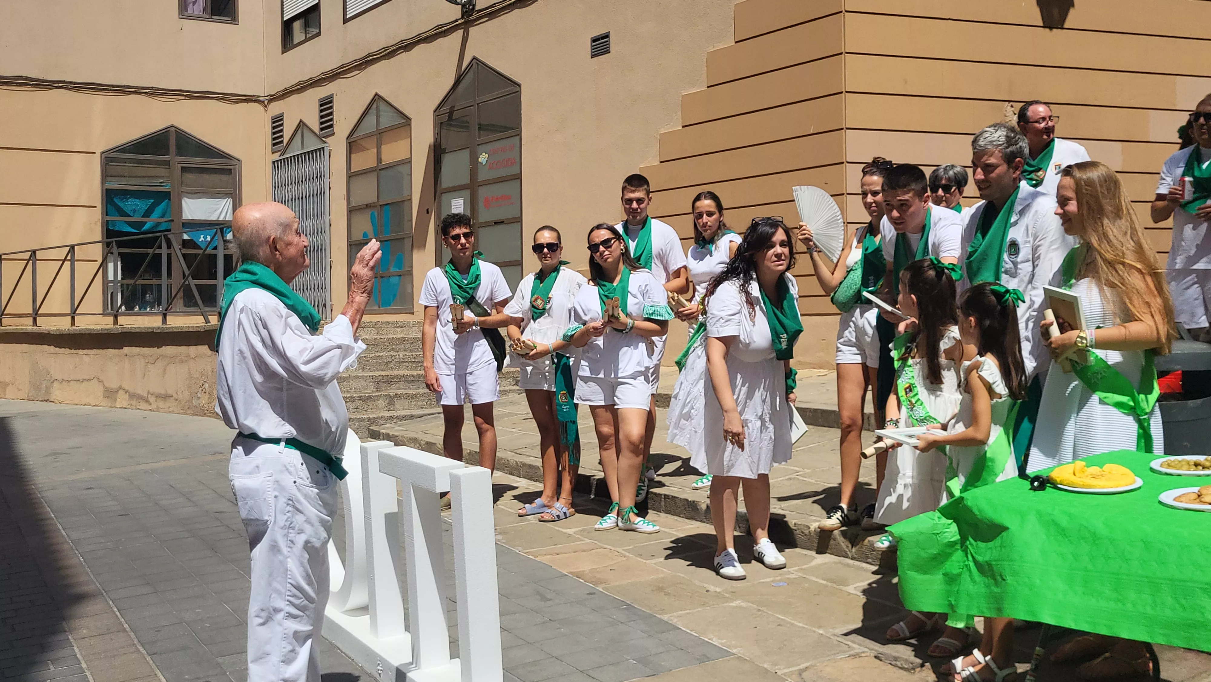 Ronda a las mairalesas de la Peña Zoiti con homenaje a fundadores y presidentes. Foto Mercedes Manterola