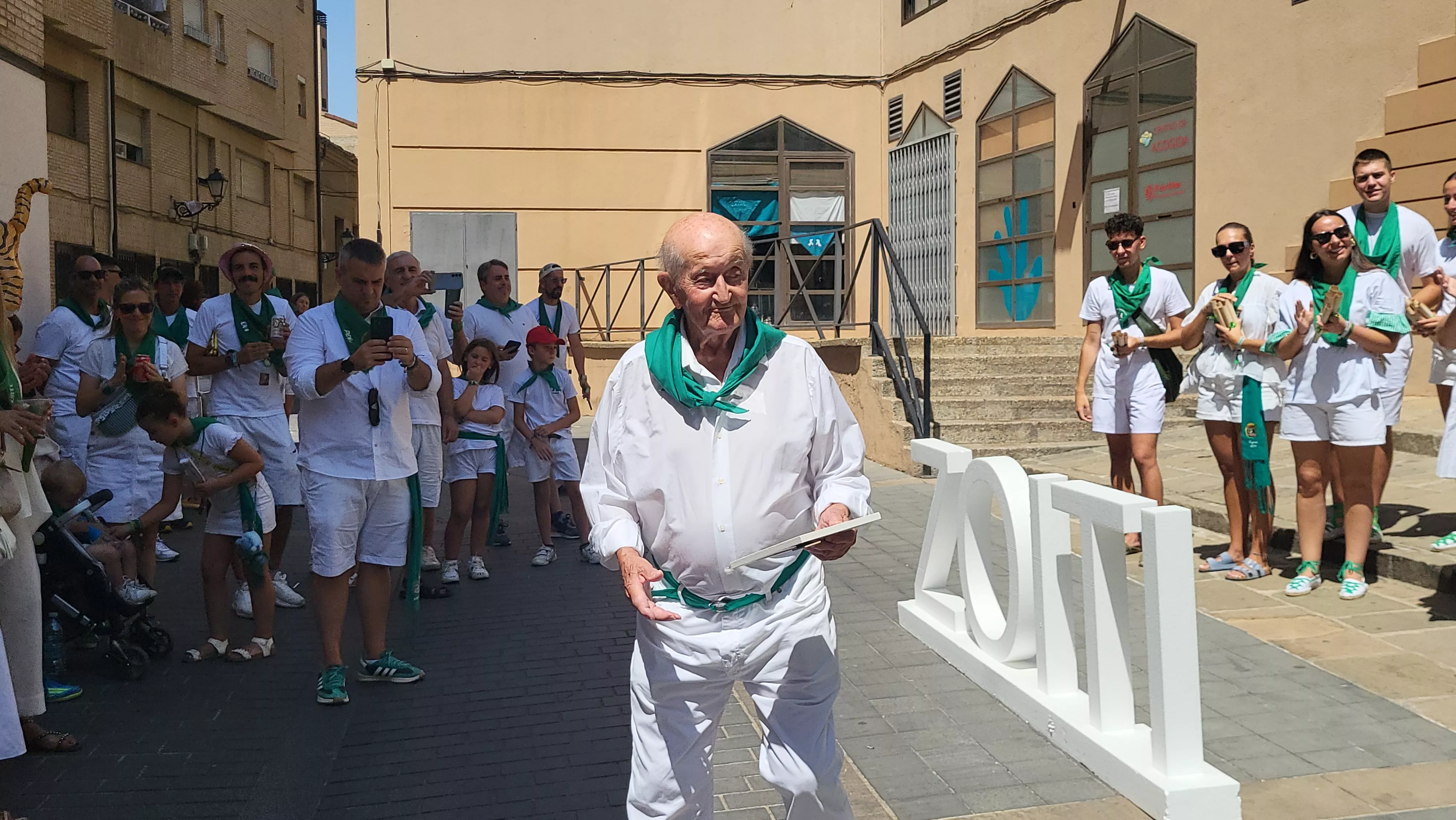 Ronda a las mairalesas de la Peña Zoiti con homenaje a fundadores y presidentes. Foto Mercedes Manterola