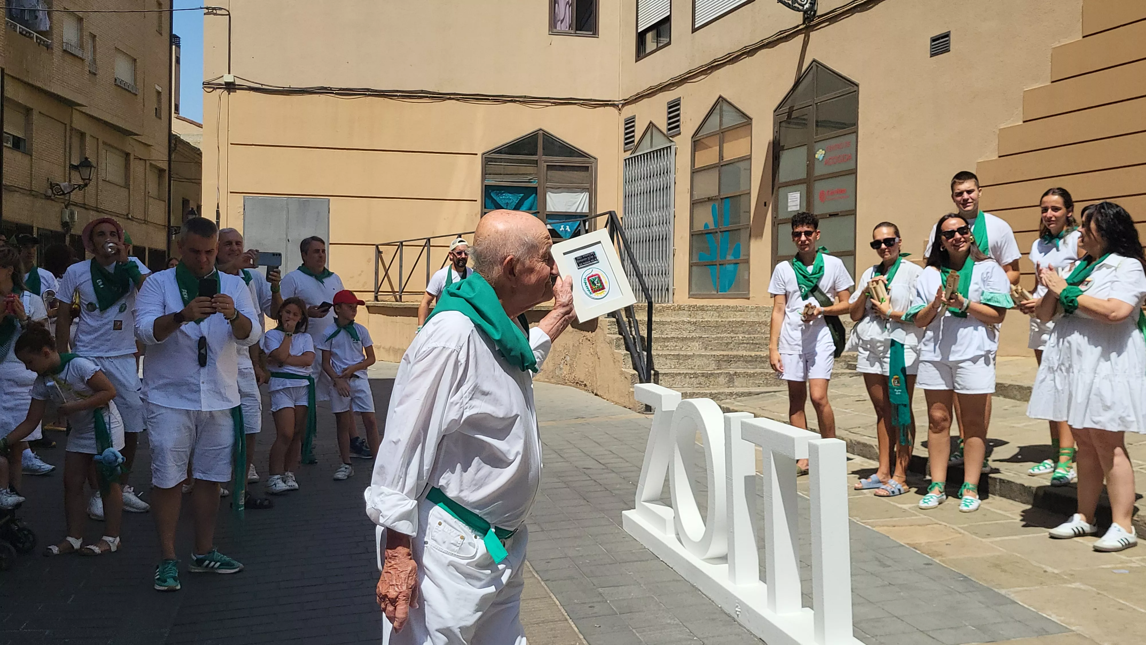 Ronda a las mairalesas de la Peña Zoiti con homenaje a fundadores y presidentes. Foto Mercedes Manterola
