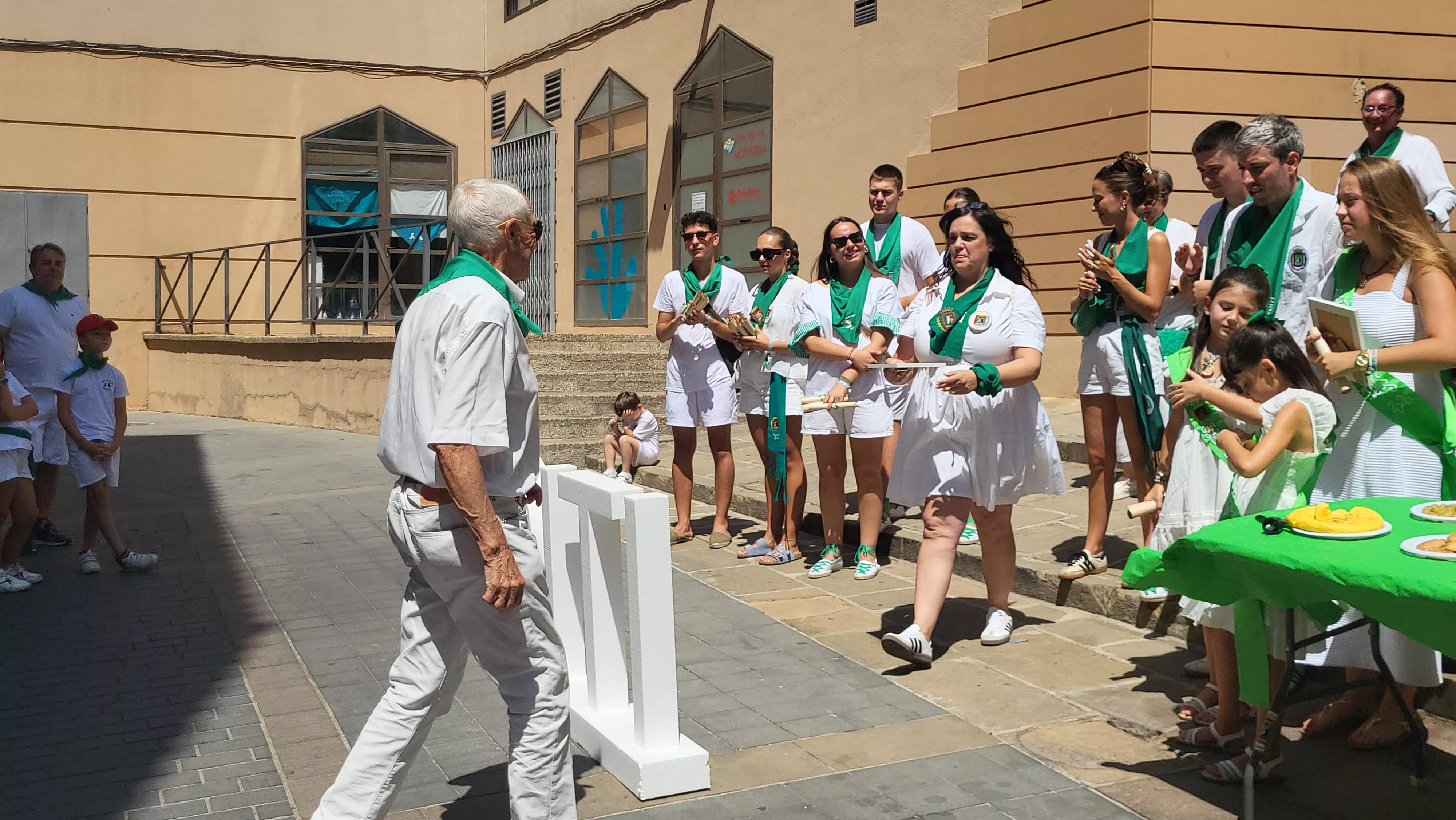 Ronda a las mairalesas de la Peña Zoiti con homenaje a fundadores y presidentes. Foto Mercedes Manterola