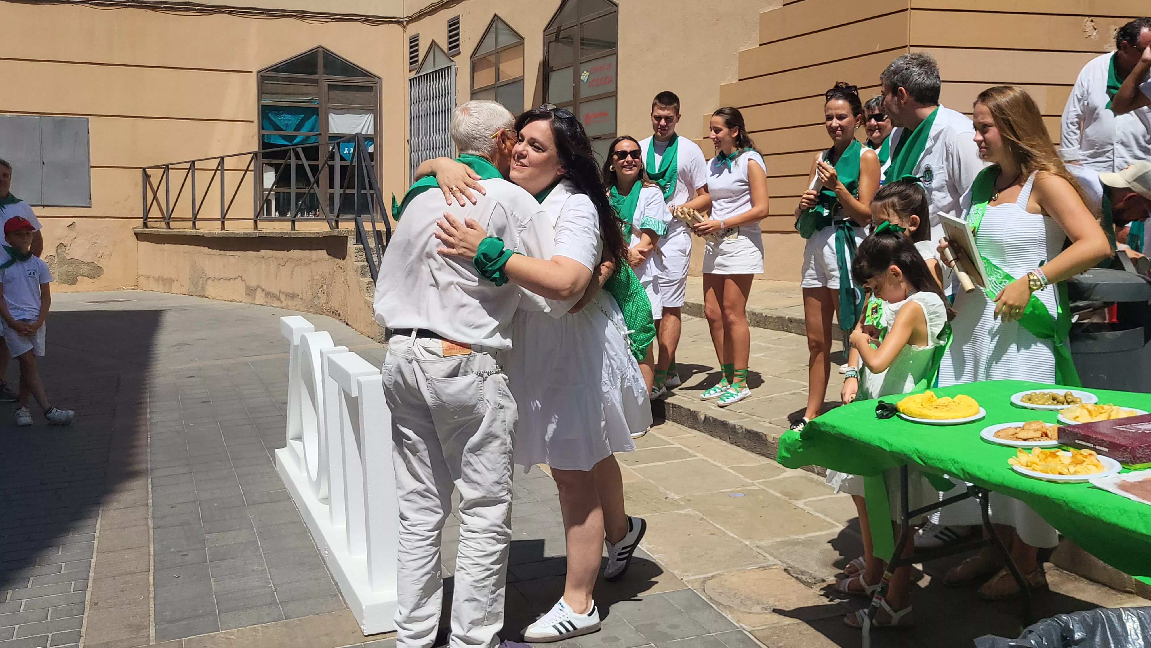 Ronda a las mairalesas de la Peña Zoiti con homenaje a fundadores y presidentes. Foto Mercedes Manterola