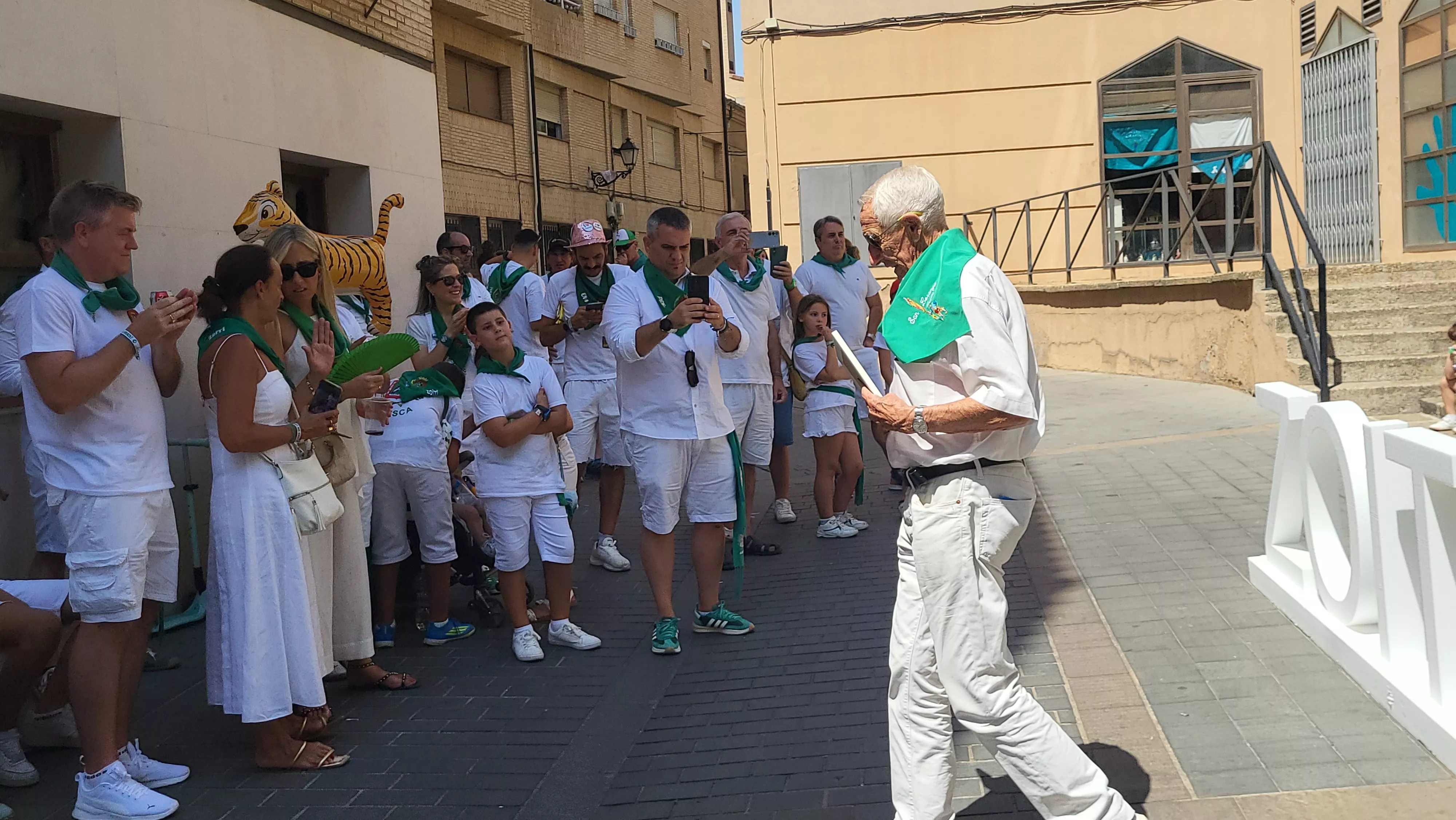 Ronda a las mairalesas de la Peña Zoiti con homenaje a fundadores y presidentes. Foto Mercedes Manterola