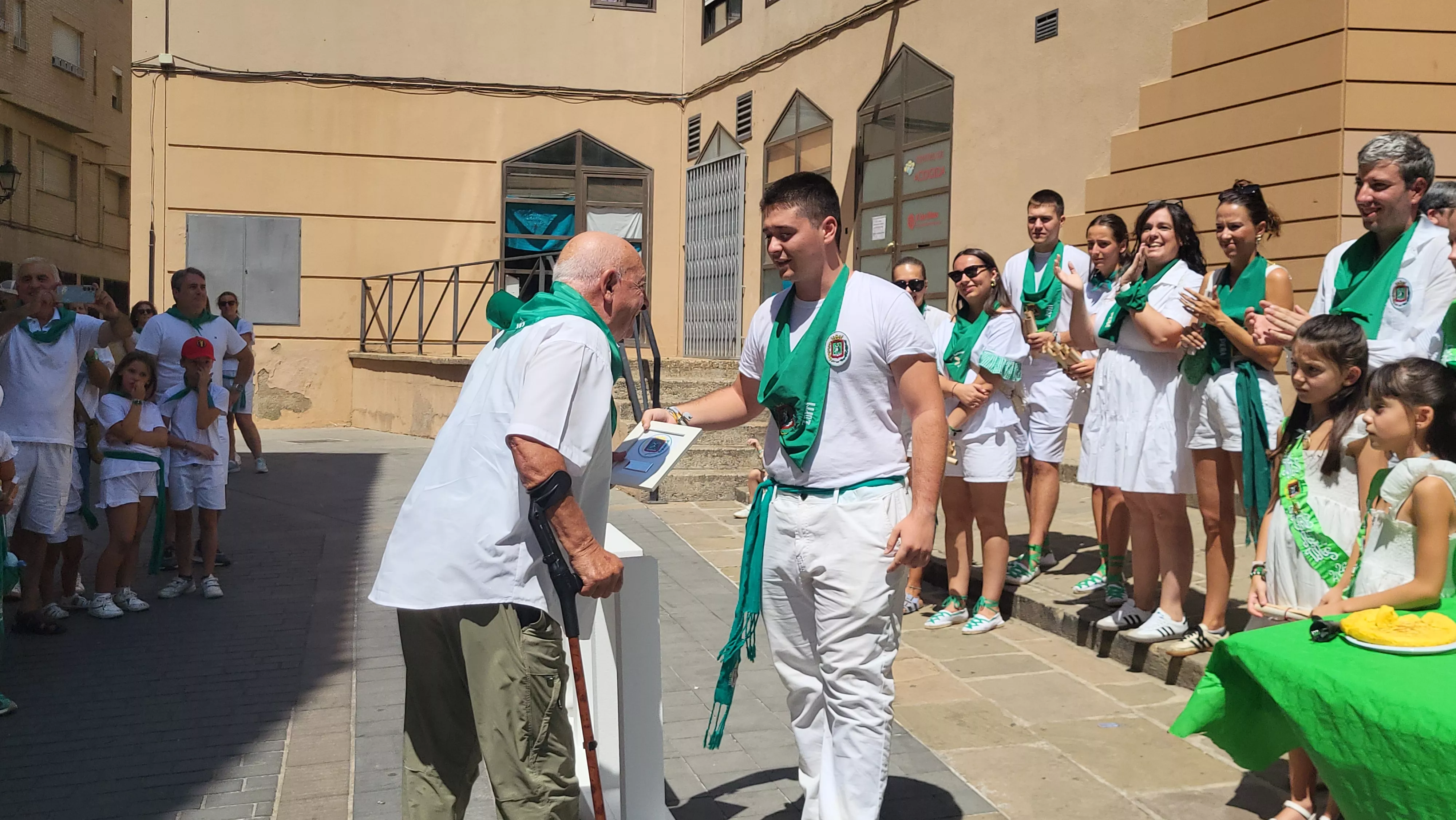 Ronda a las mairalesas de la Peña Zoiti con homenaje a fundadores y presidentes. Foto Mercedes Manterola