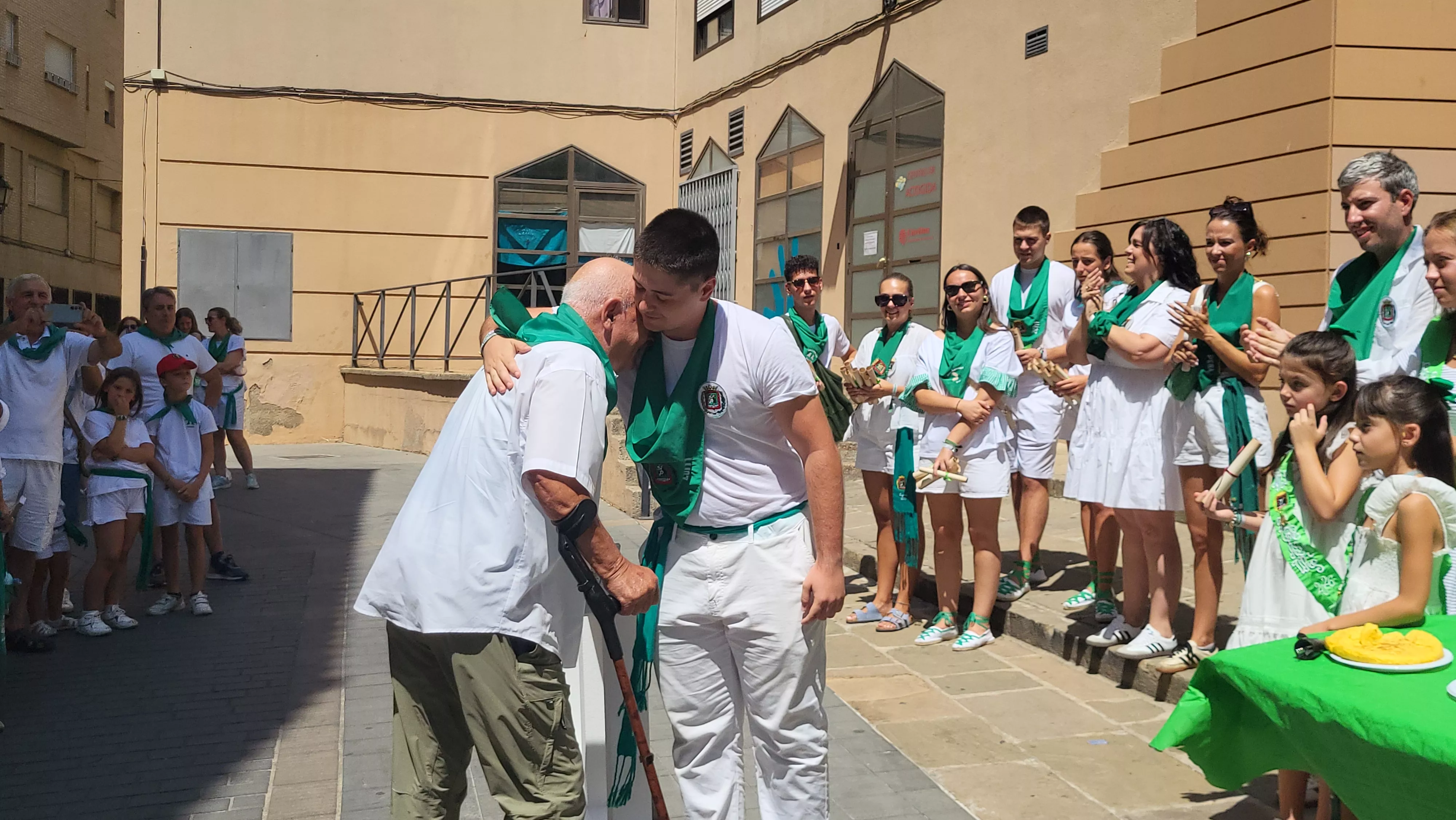 Ronda a las mairalesas de la Peña Zoiti con homenaje a fundadores y presidentes. Foto Mercedes Manterola