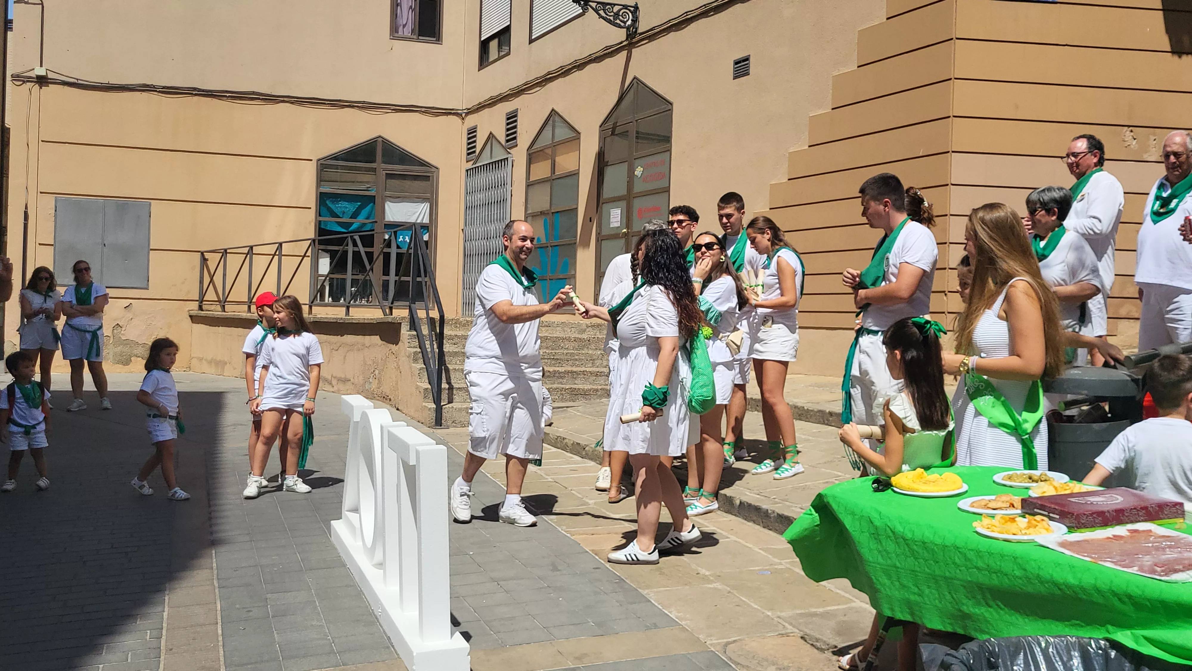 Ronda a las mairalesas de la Peña Zoiti con homenaje a fundadores y presidentes. Foto Mercedes Manterola