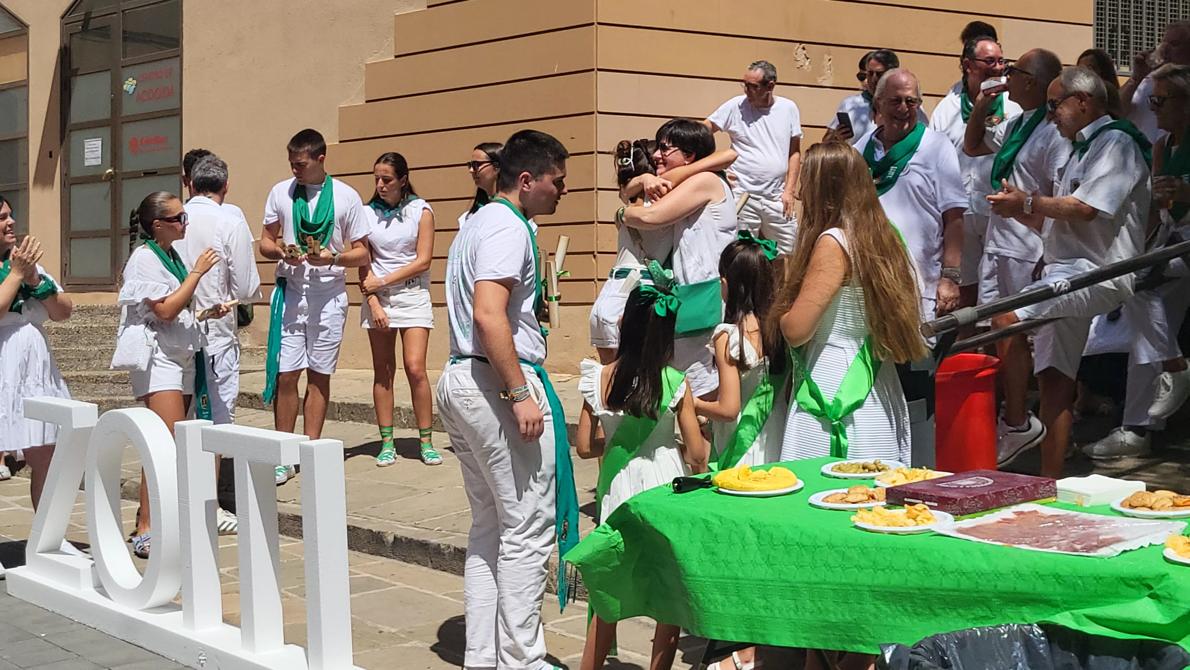 Ronda a las mairalesas de la Peña Zoiti con homenaje a fundadores y presidentes. Foto Mercedes Manterola